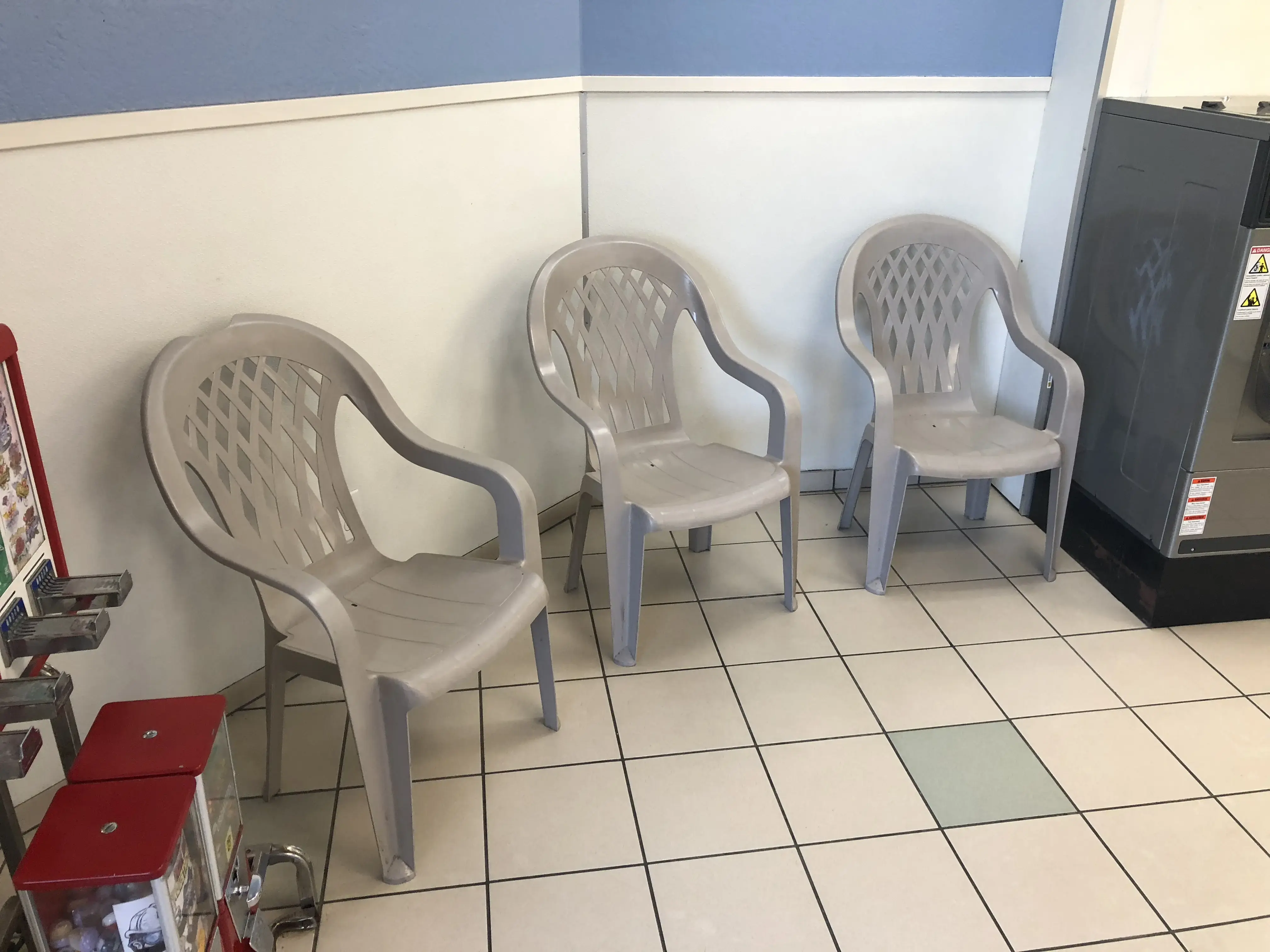Super Suds Laundromat - Image 18