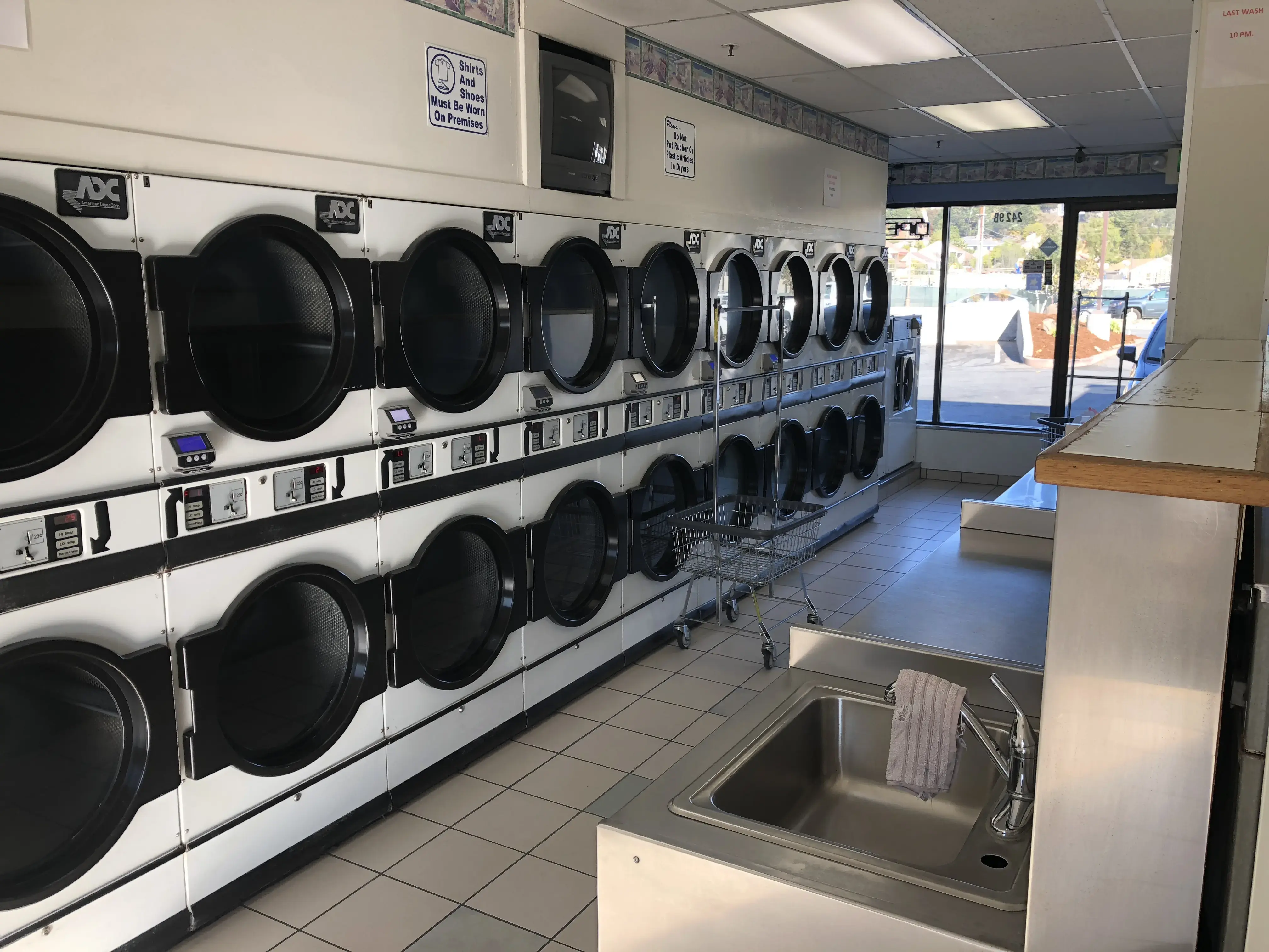 Super Suds Laundromat - Image 6