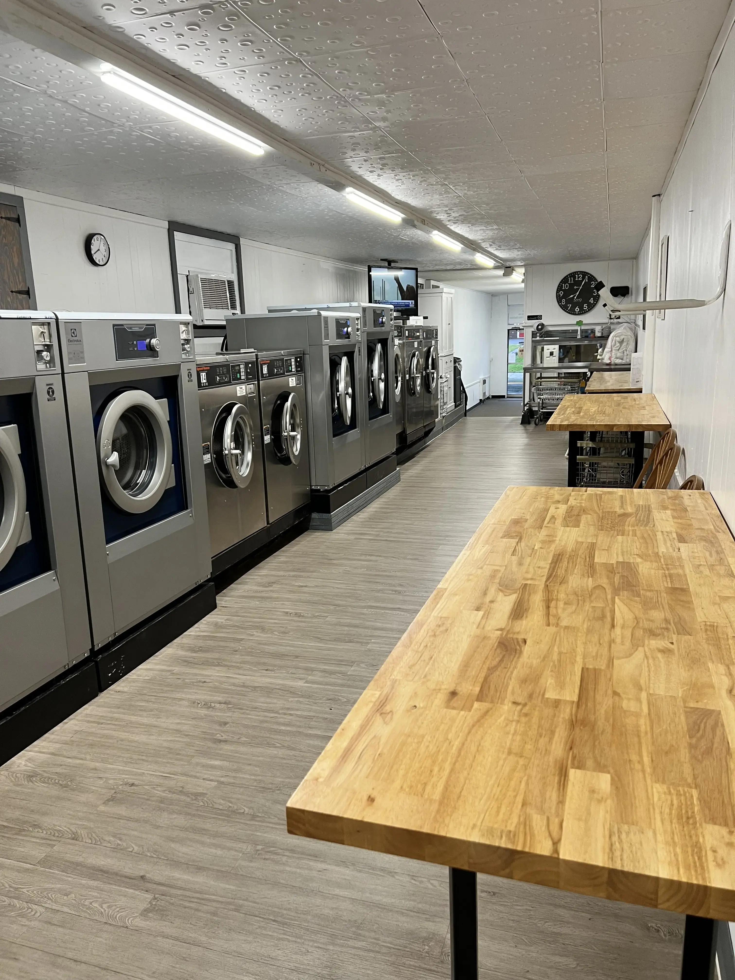 Super Suds Laundromat - Image 20