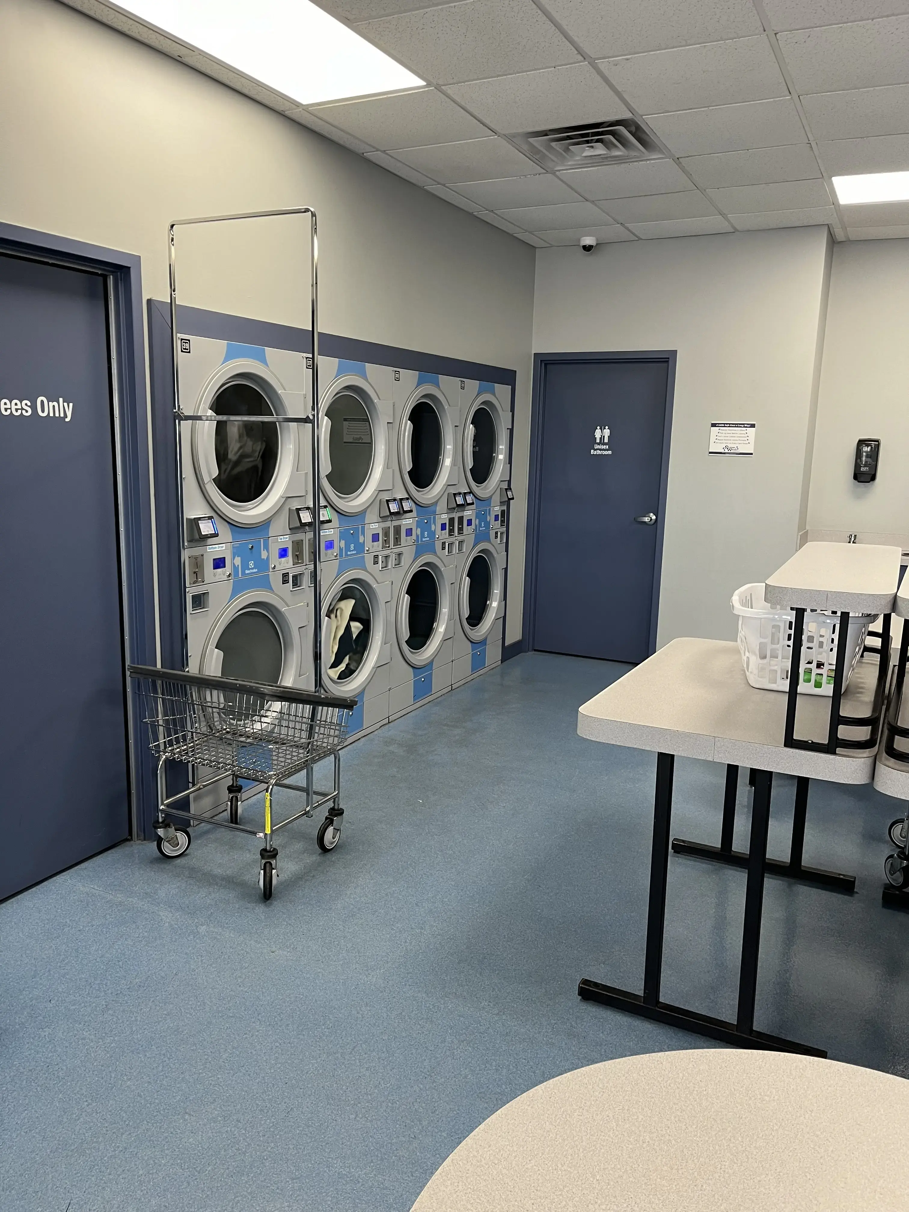 Super Wash Laundromat - Image 14