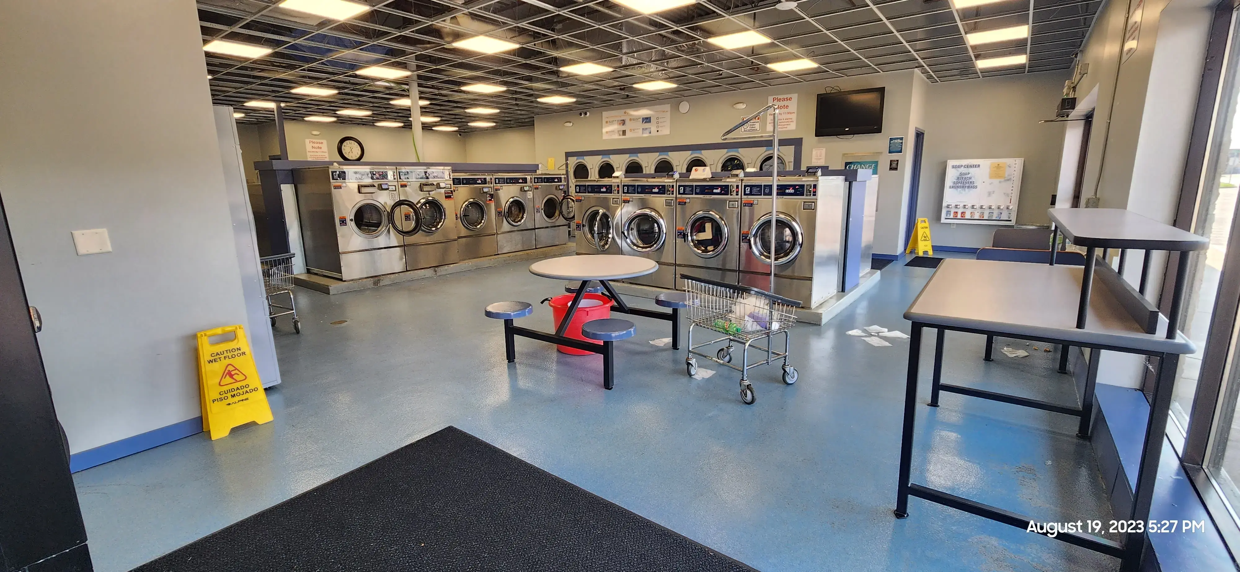 Super Wash Laundromat - Image 12