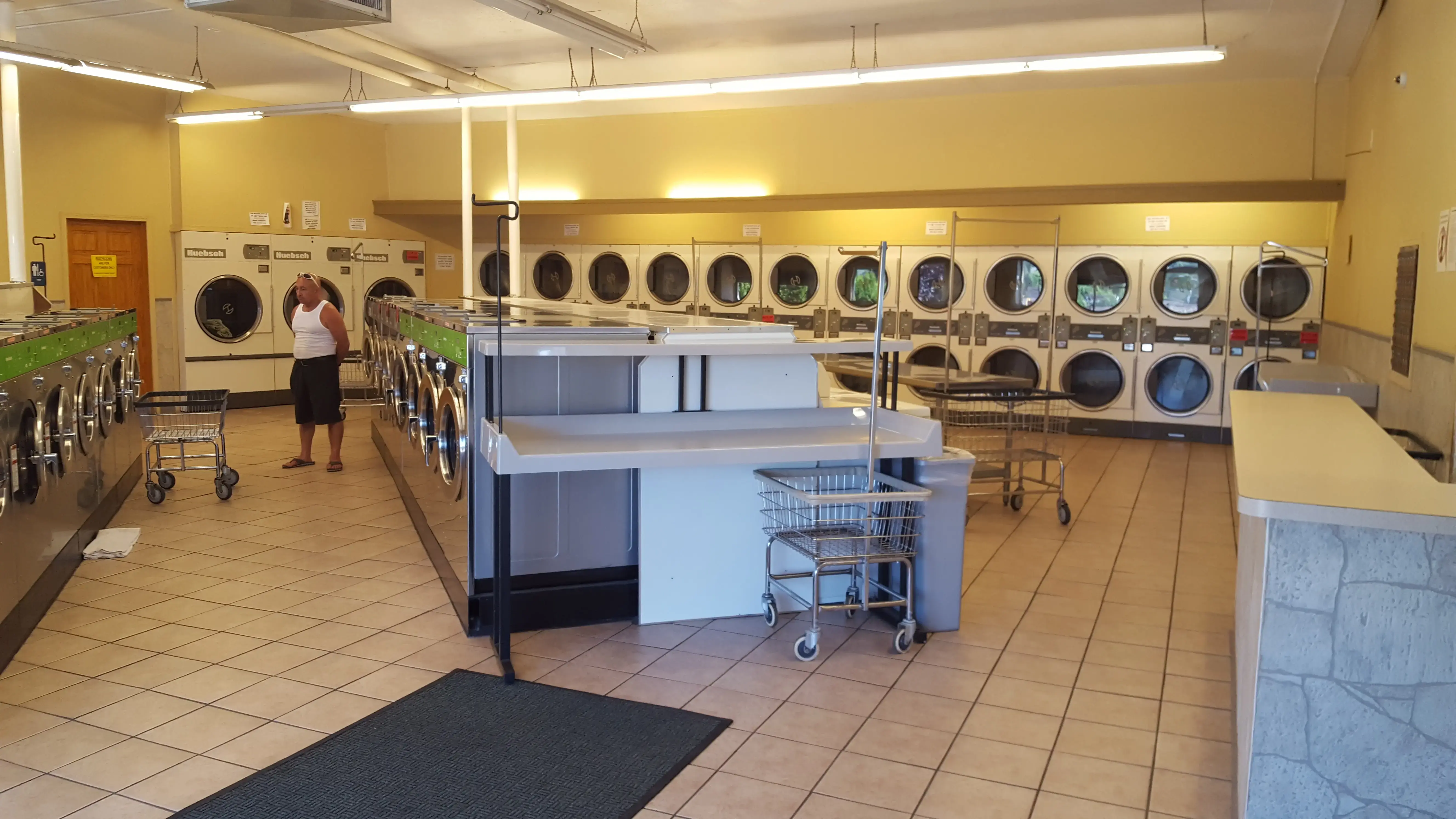 Super Wash Laundromat - Image 13