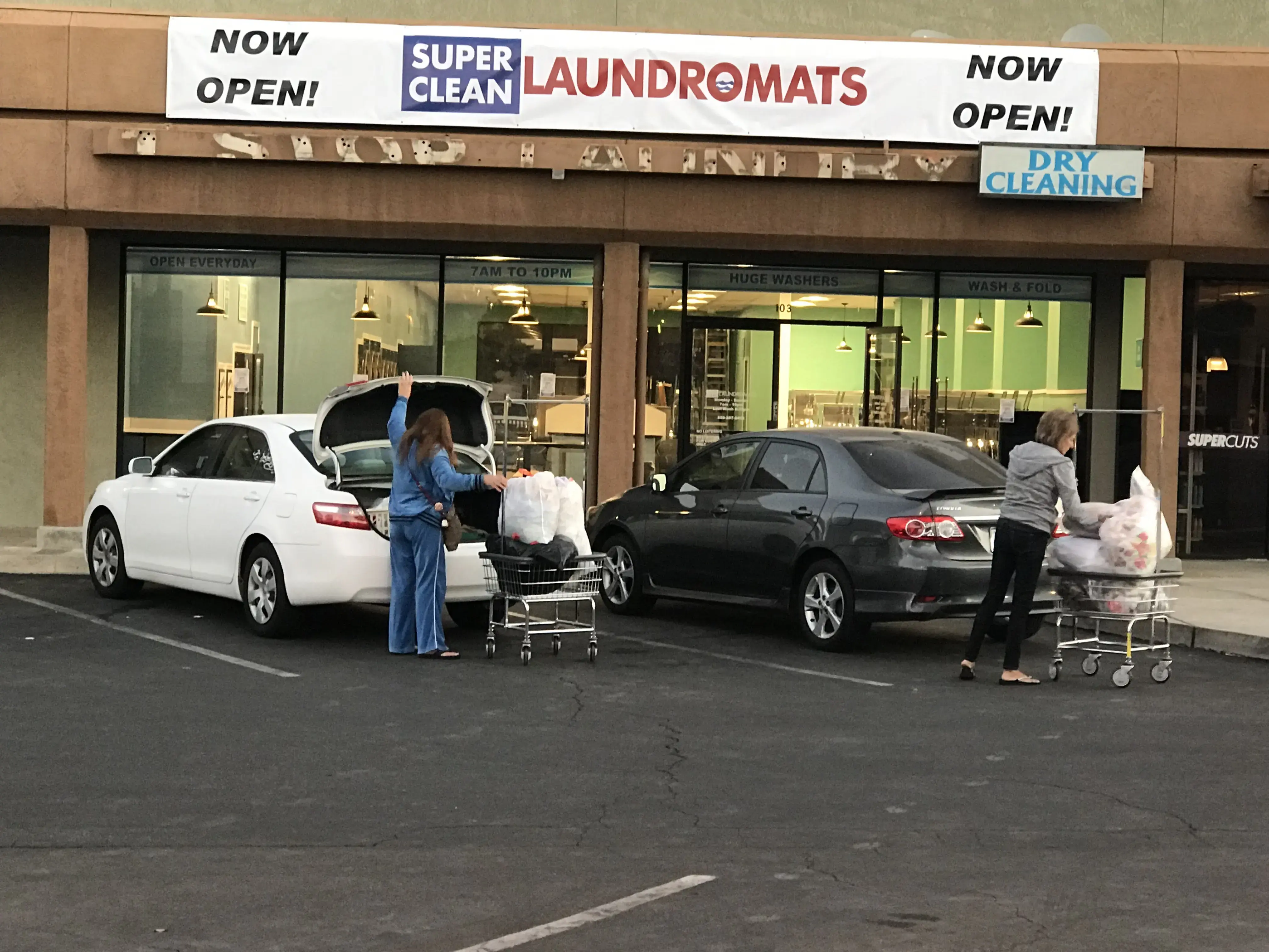 SuperClean Laundromats - Clovis California thumbnail 5