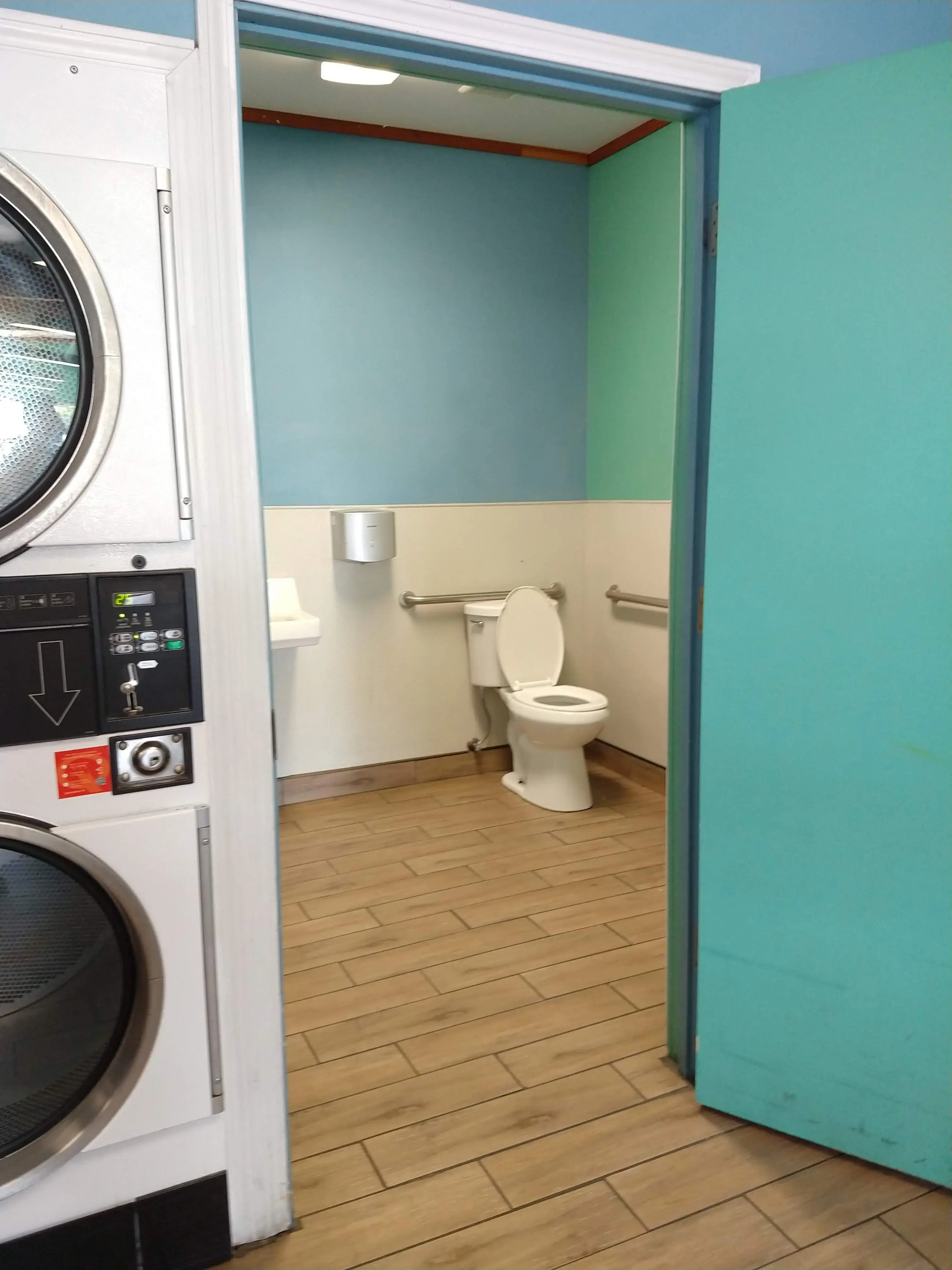 SuperClean Laundromats thumbnail 9