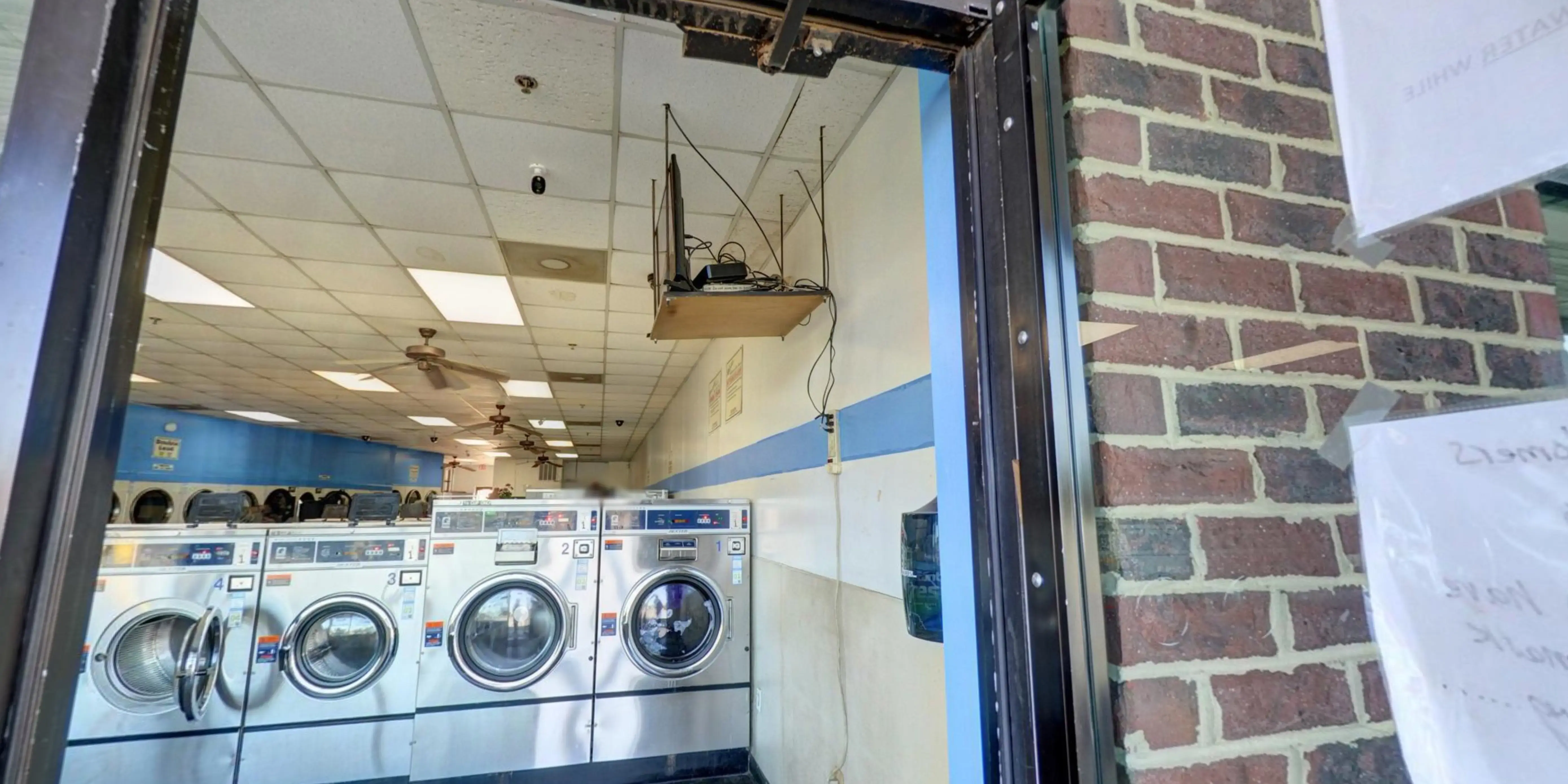 SuperSuds Laundromat - Image 7
