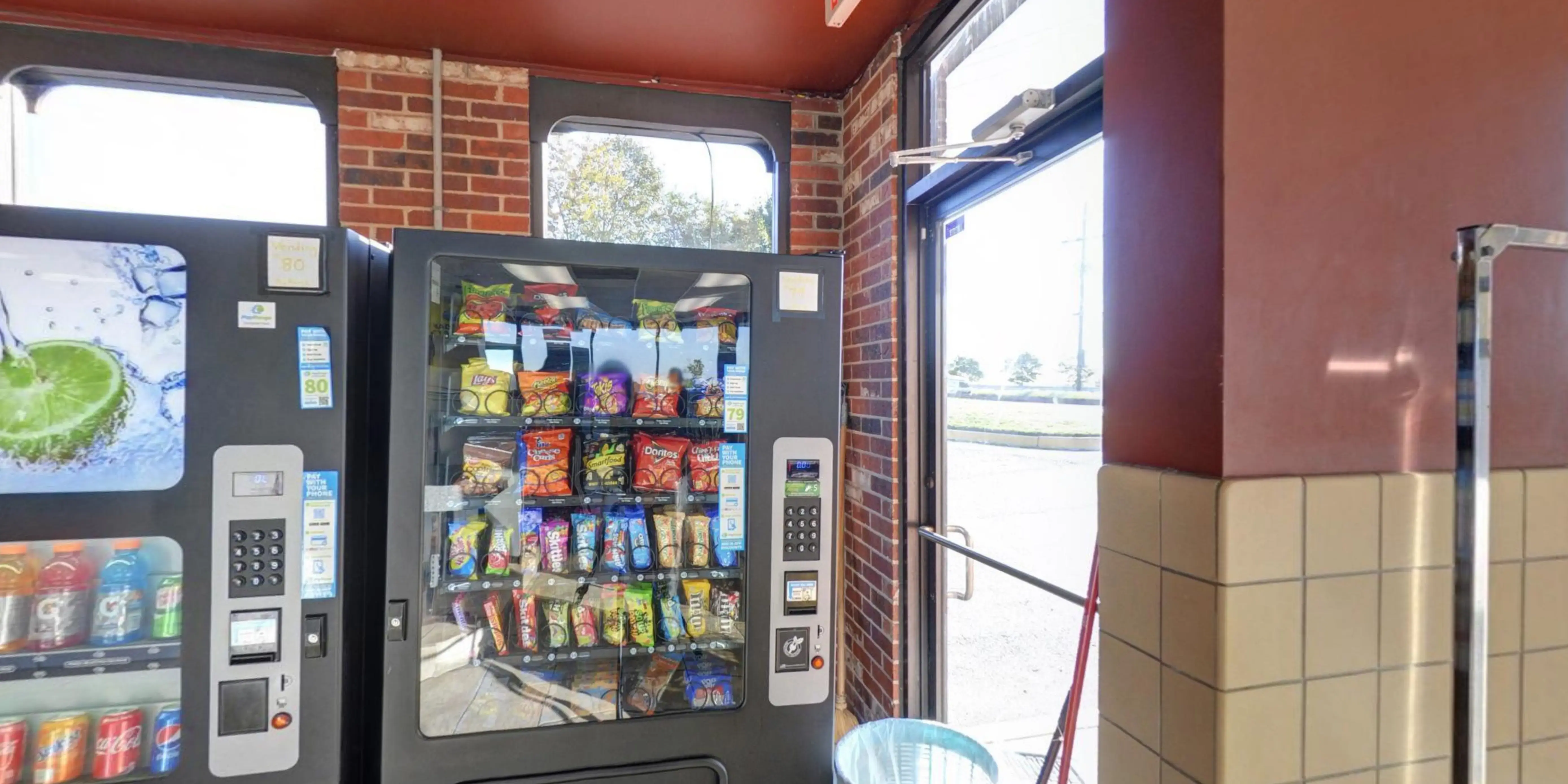 SuperSuds Laundromat - Image 6