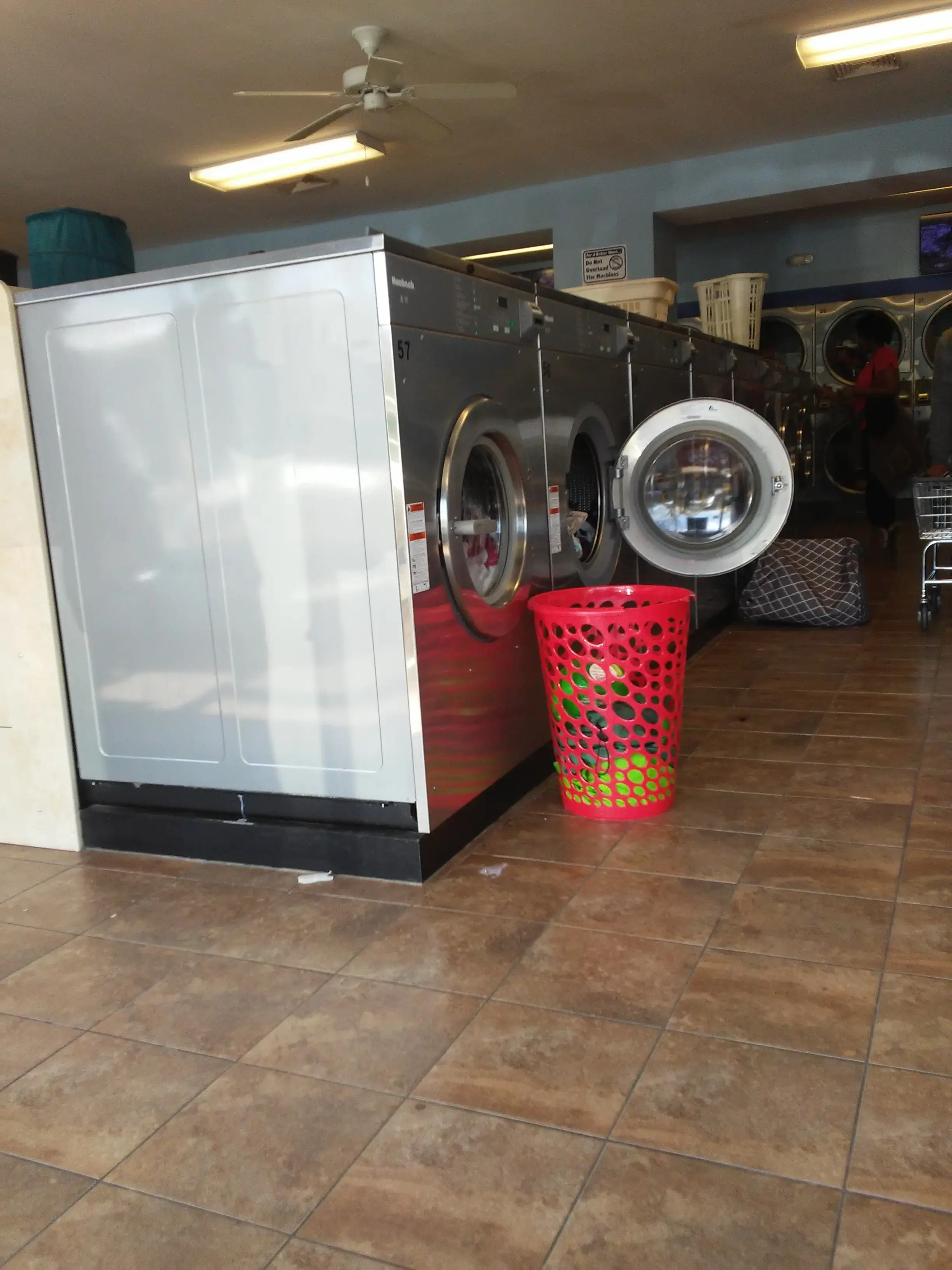SuperSuds Laundromat - Image 19