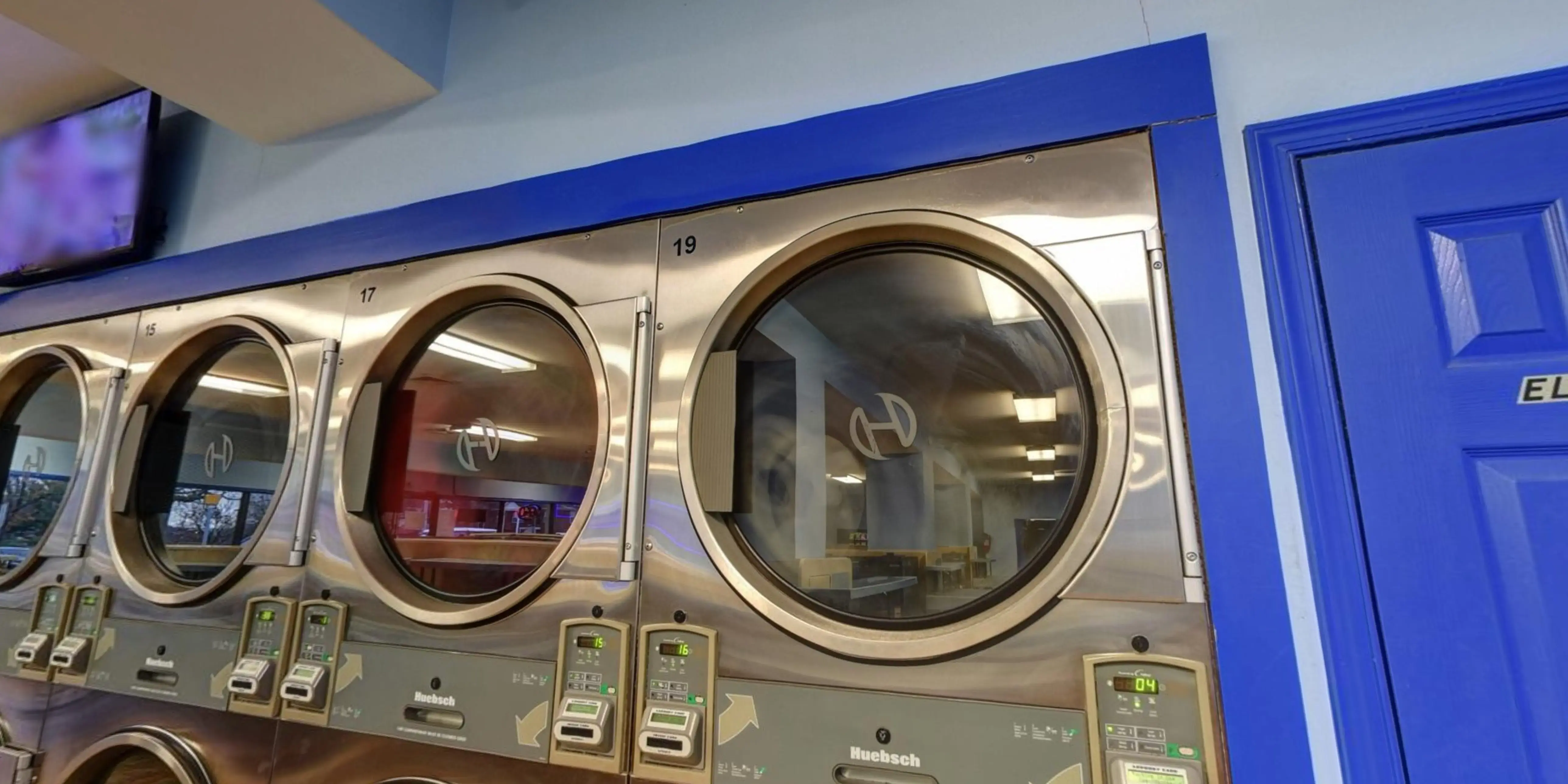 SuperSuds Laundromat - Image 20