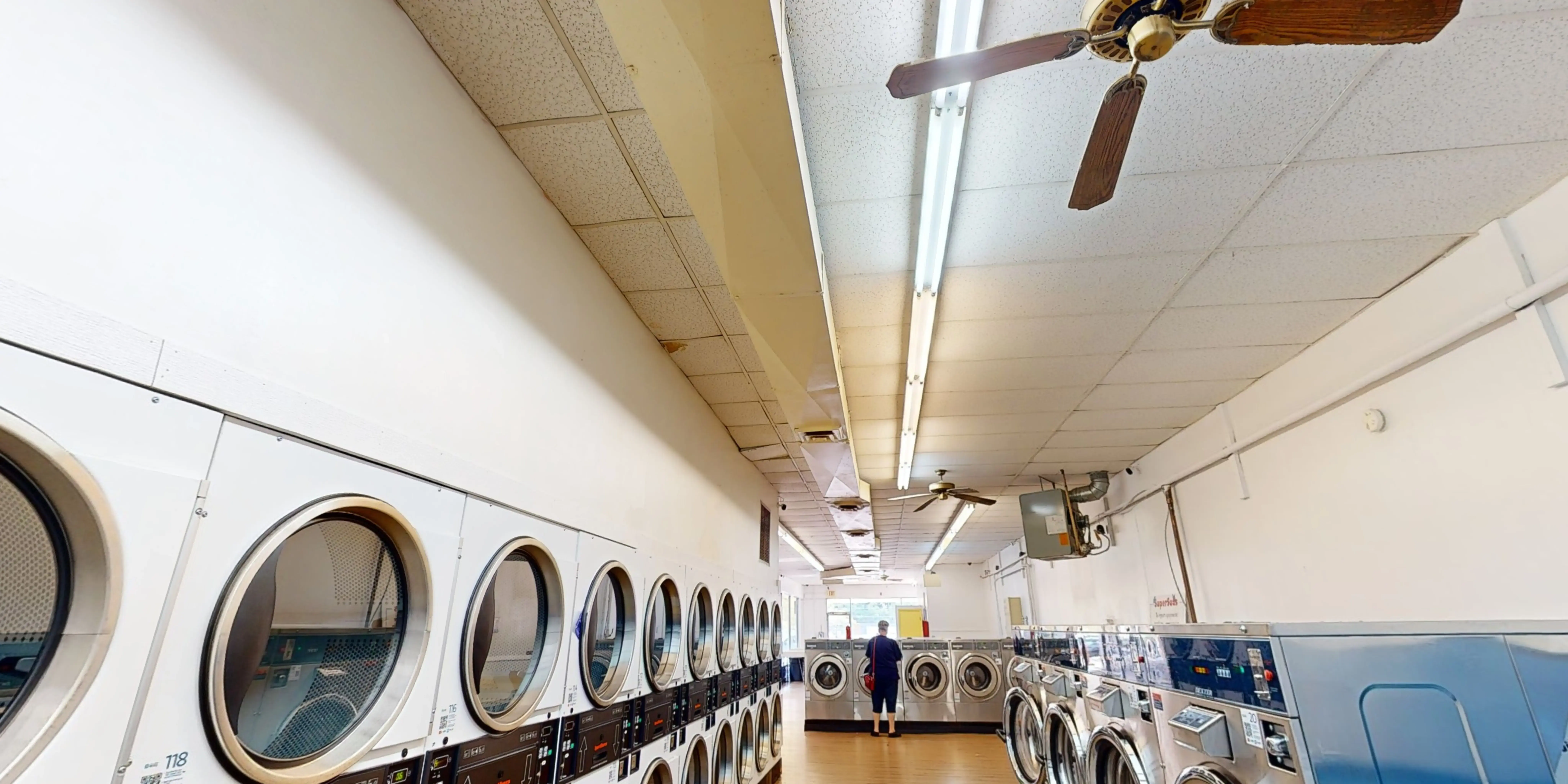 SuperSuds Laundromat - Image 8