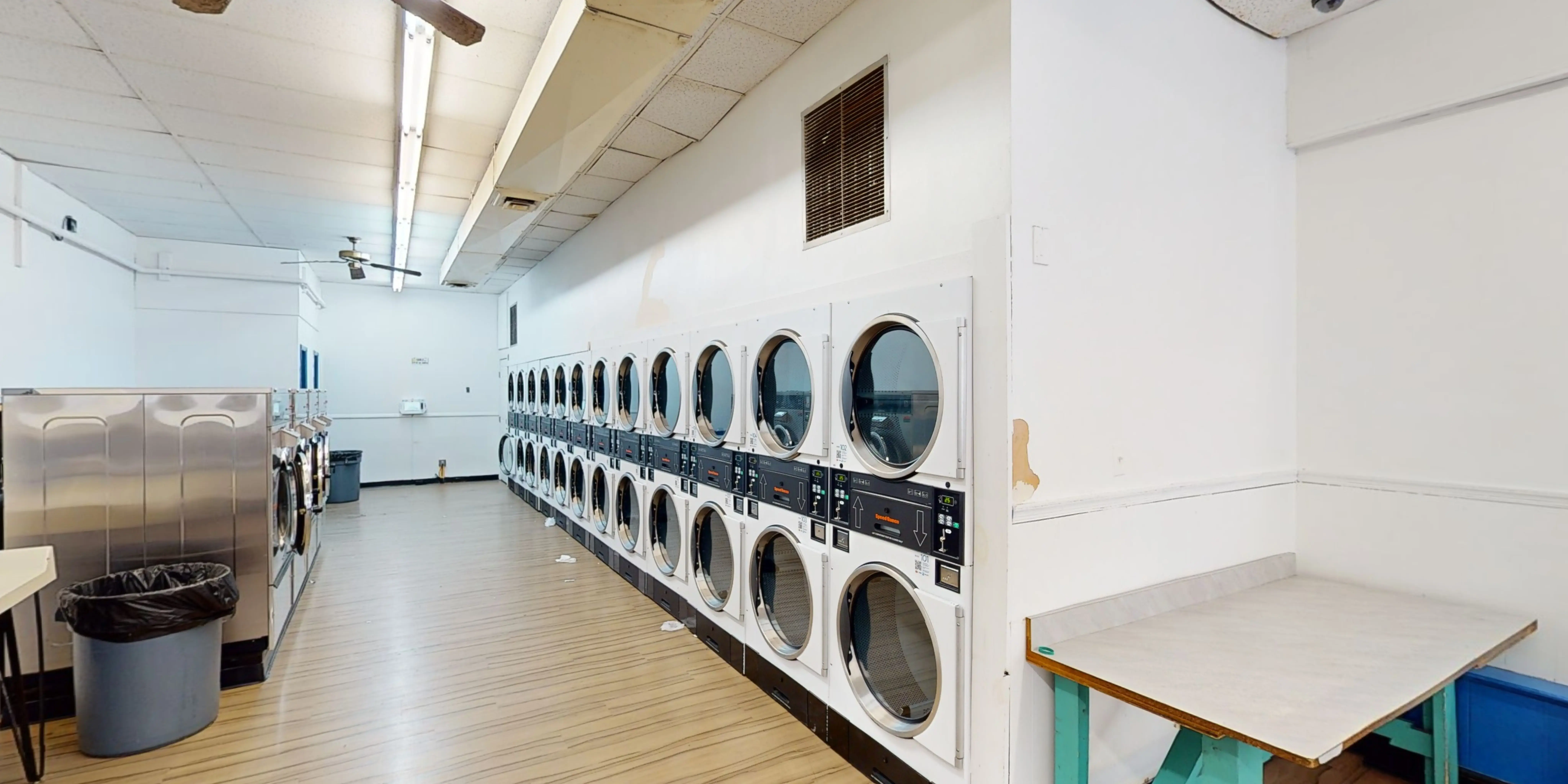SuperSuds Laundromat - Image 10