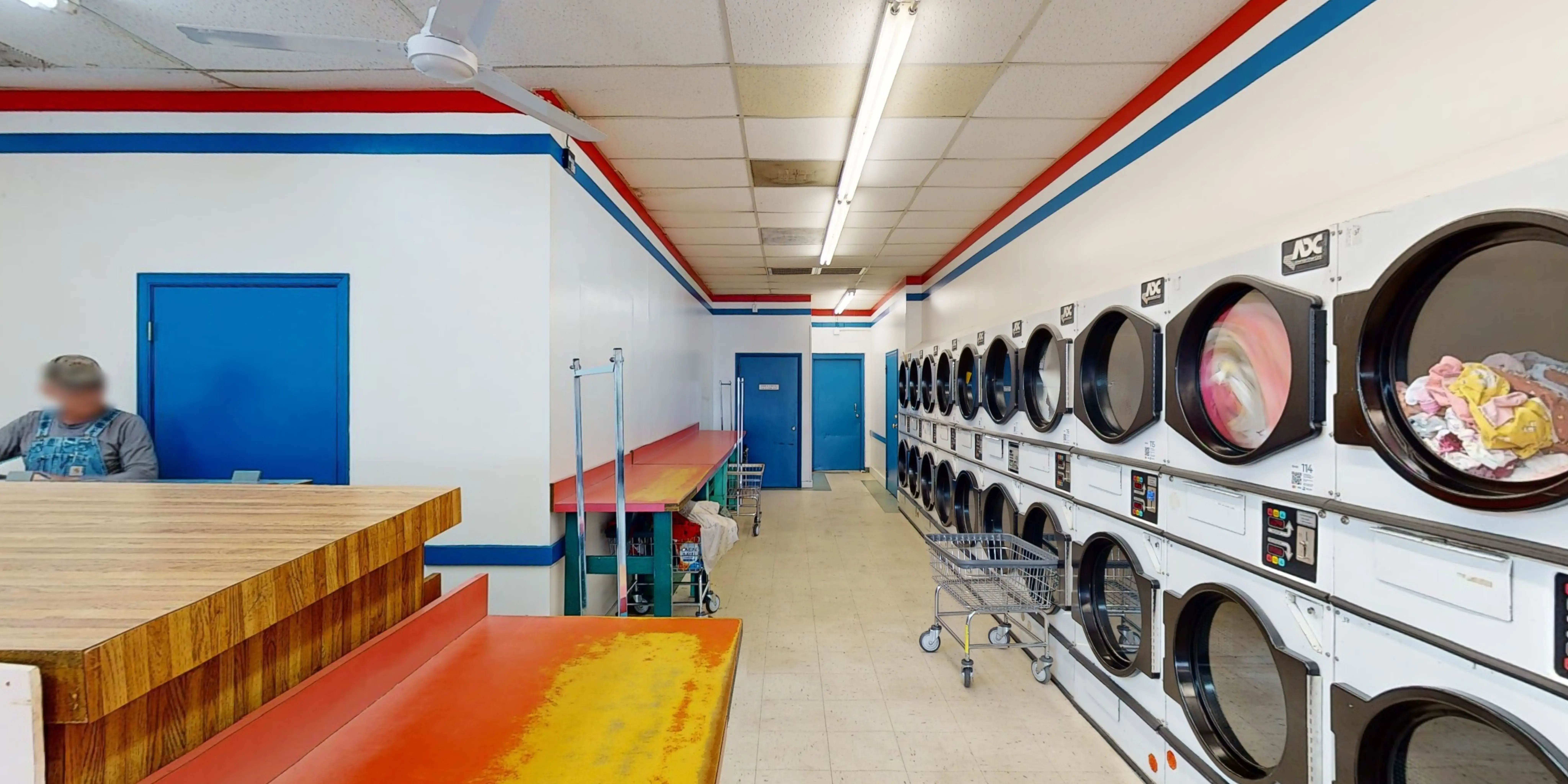 SuperSuds Laundromat - Image 4