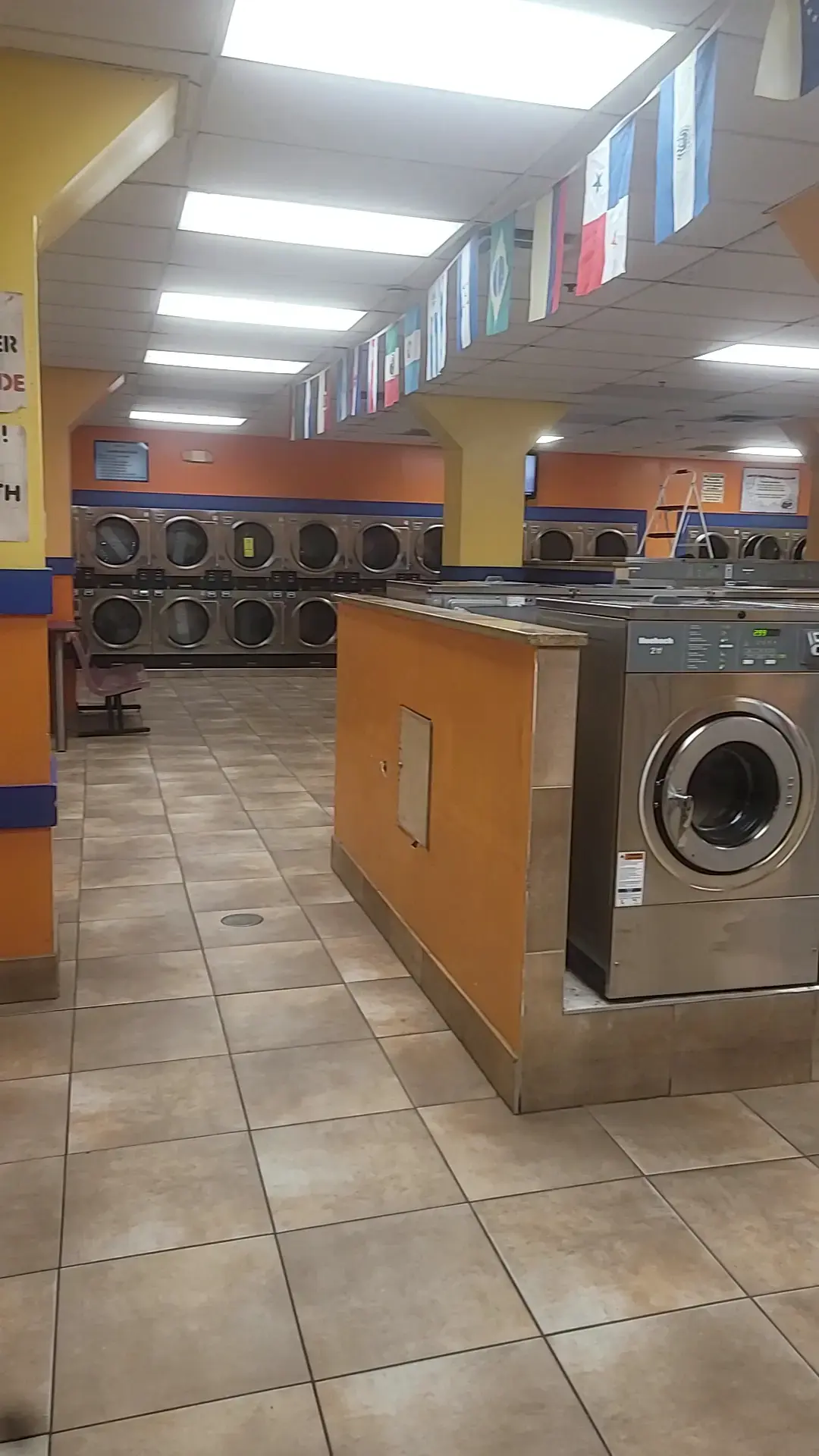 SuperSuds Laundromat - Image 2