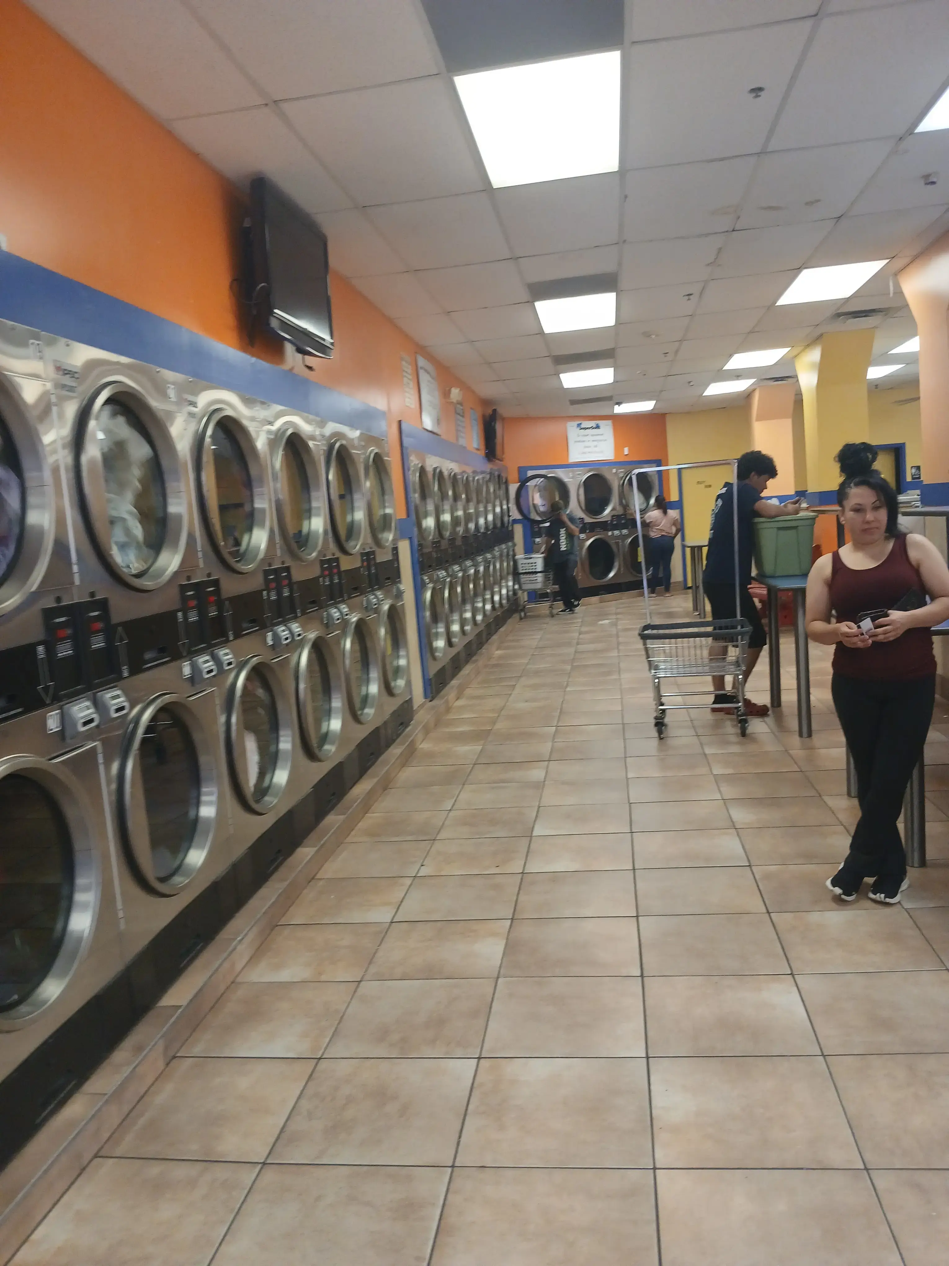 SuperSuds Laundromat - Image 3