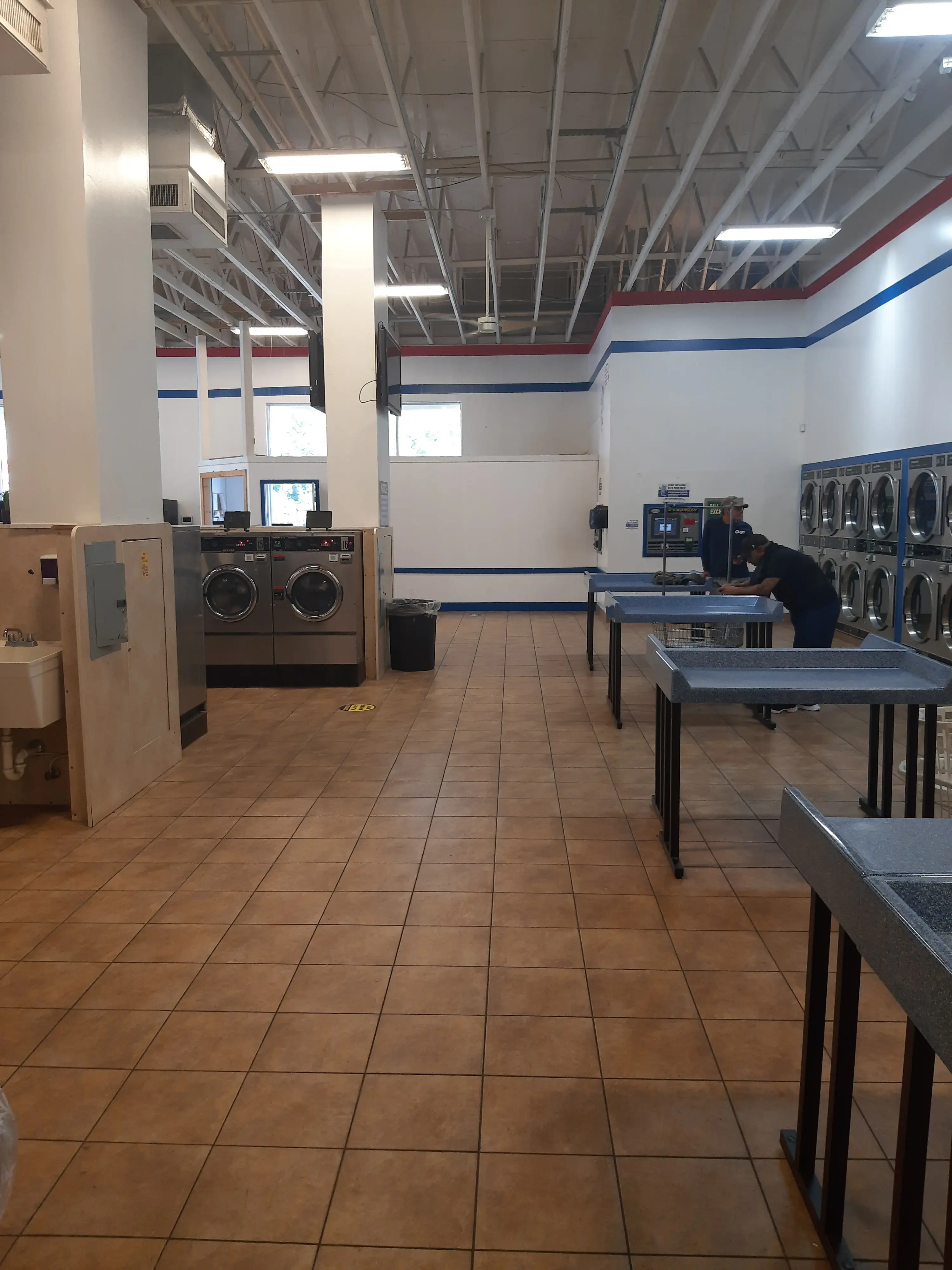 SuperSuds Laundromat - Image 18