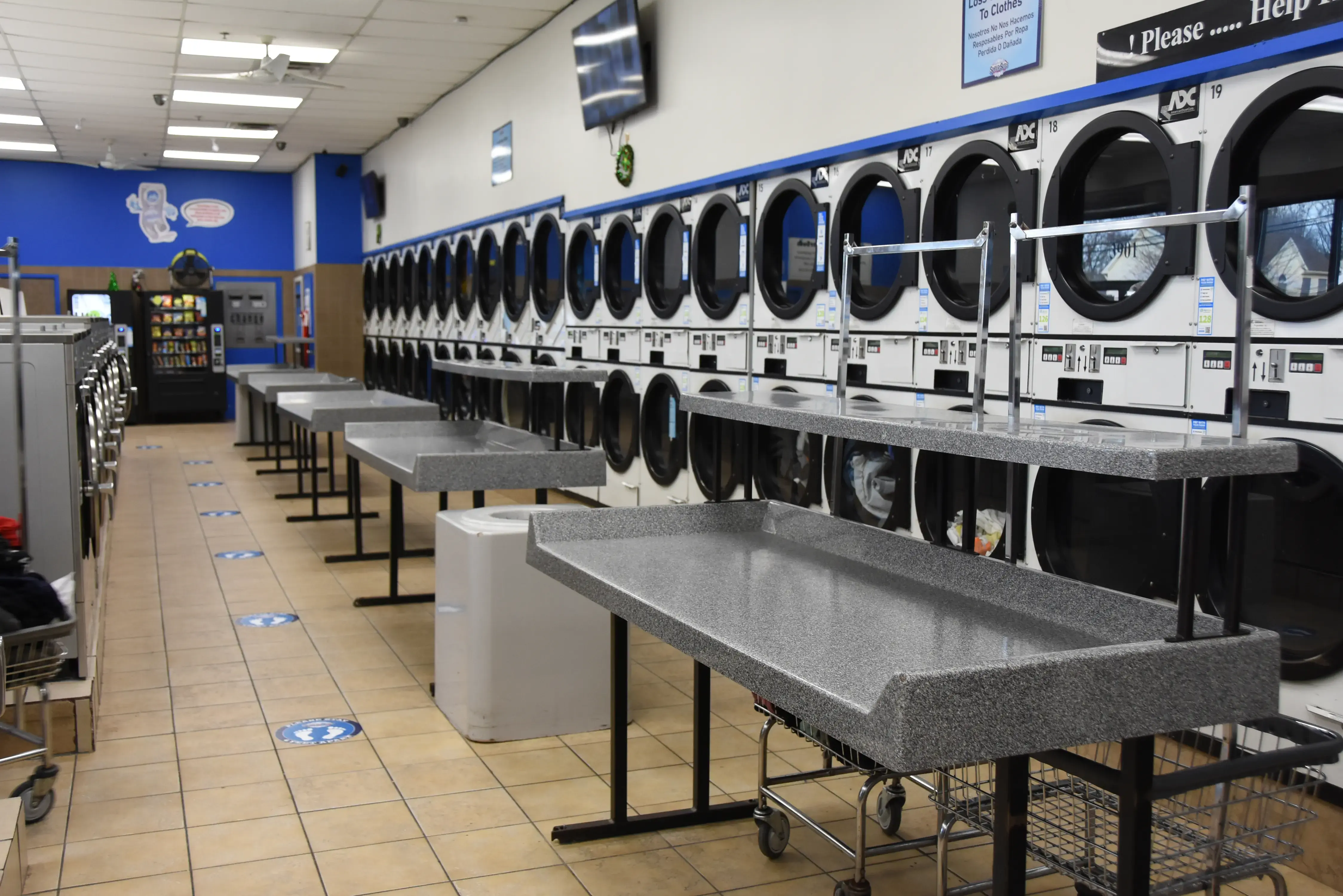 SuperSuds Laundromat - Image 4