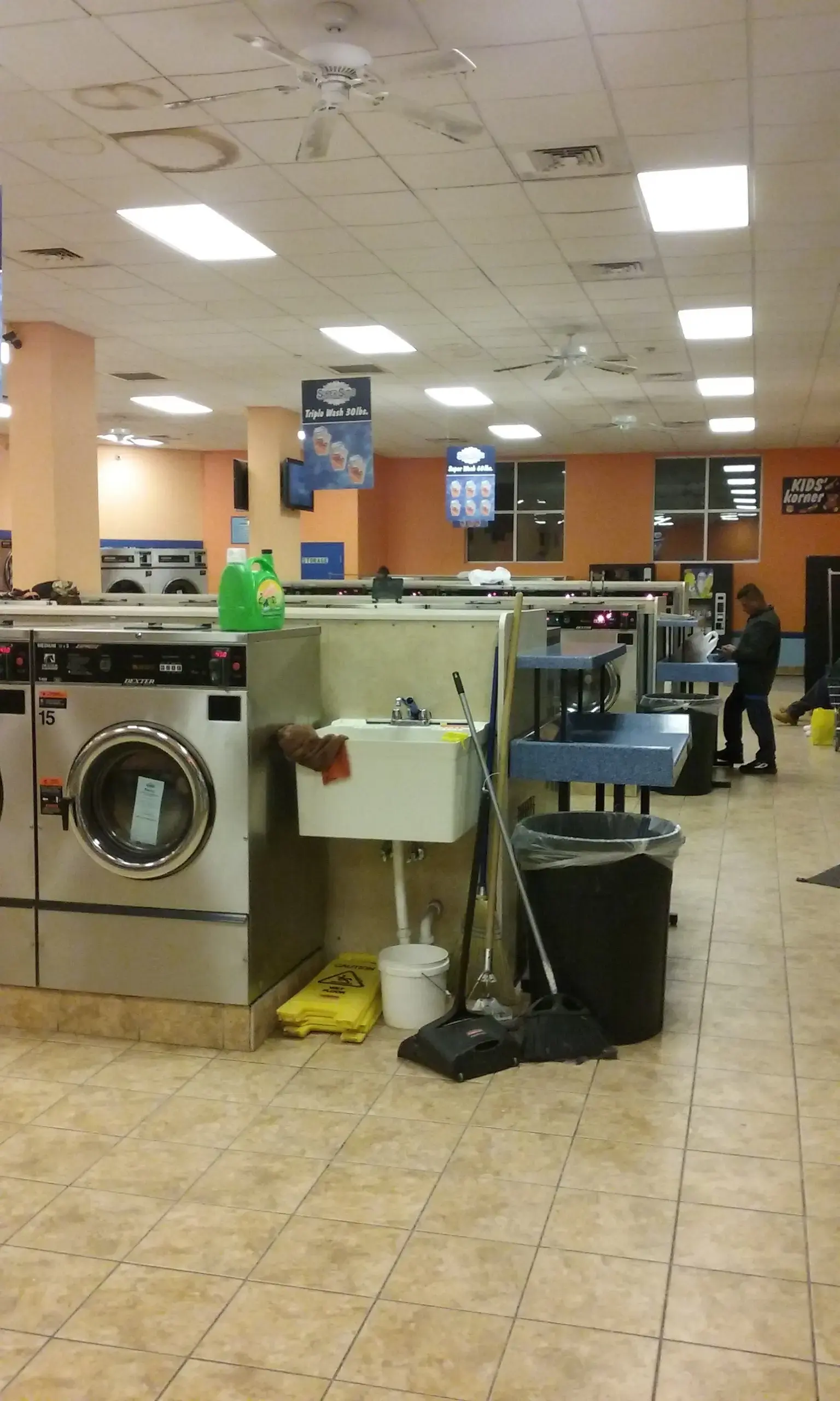 SuperSuds Laundromat - Image 13