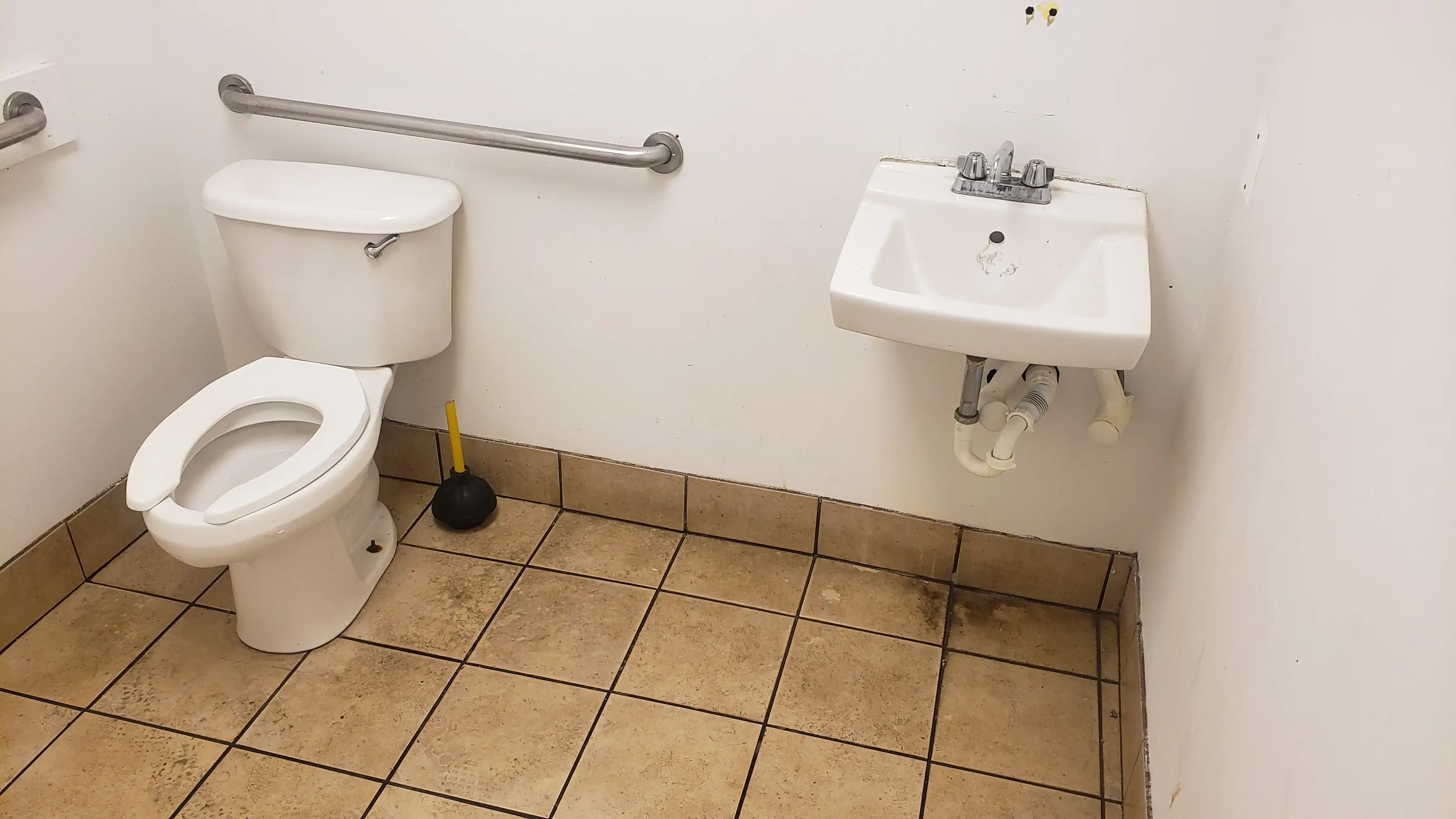 SuperSuds Laundromat - Image 10