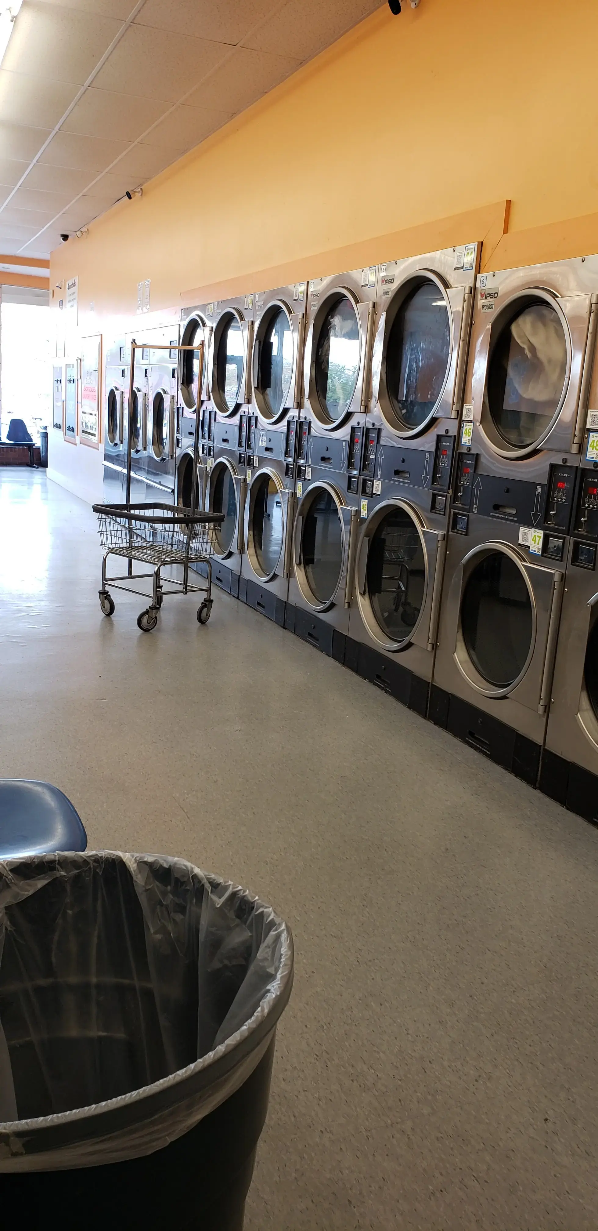 SuperSuds Laundromat - Image 9