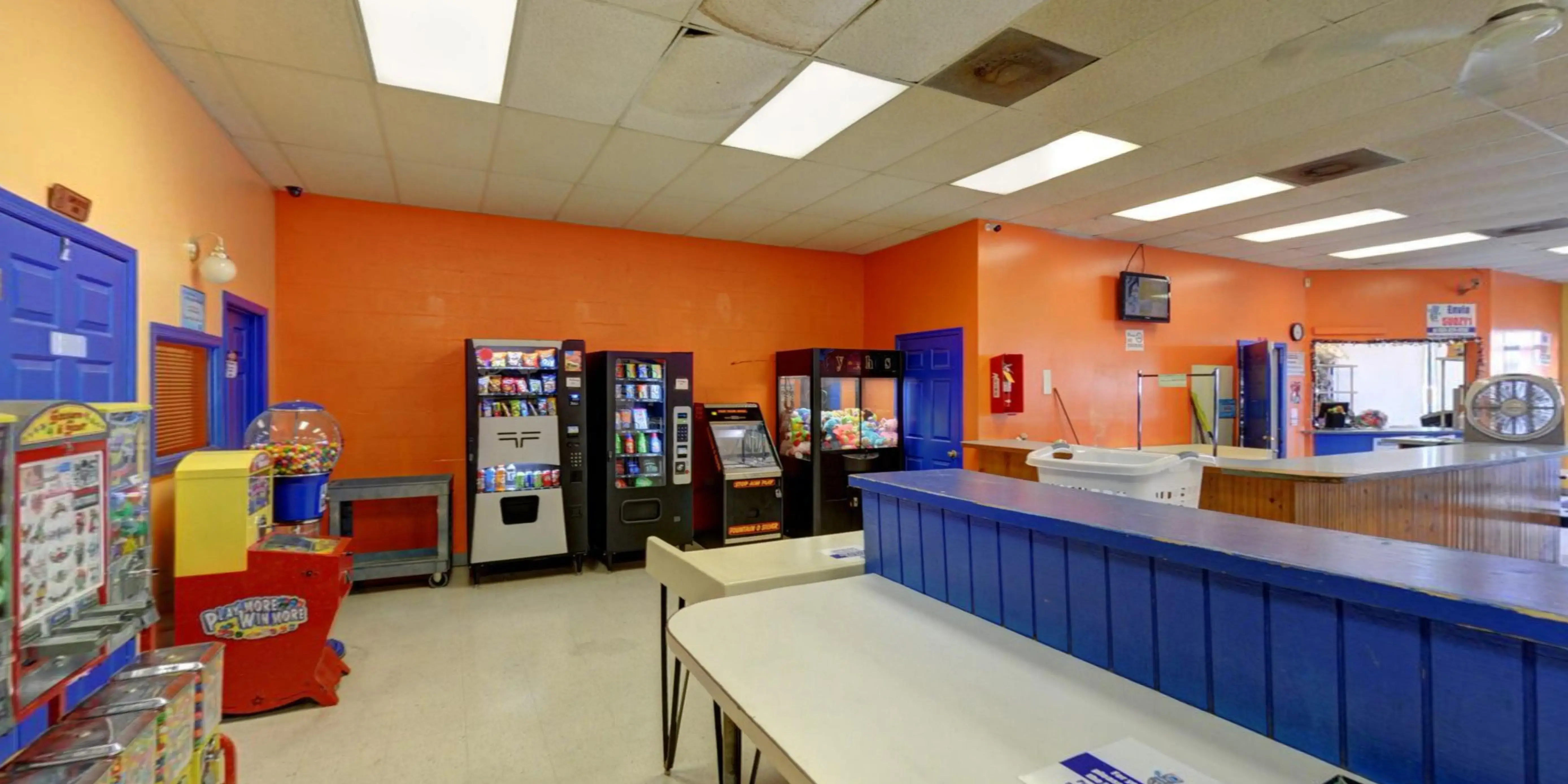 SuperSuds Laundromat - Image 17