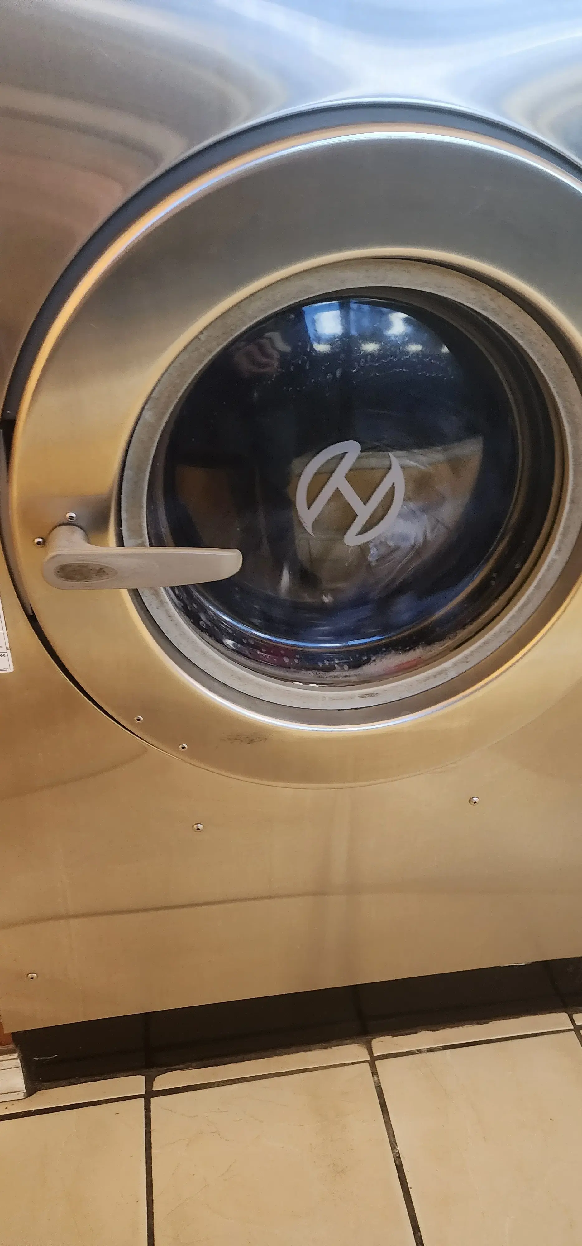 SuperSuds Laundromat - Image 10