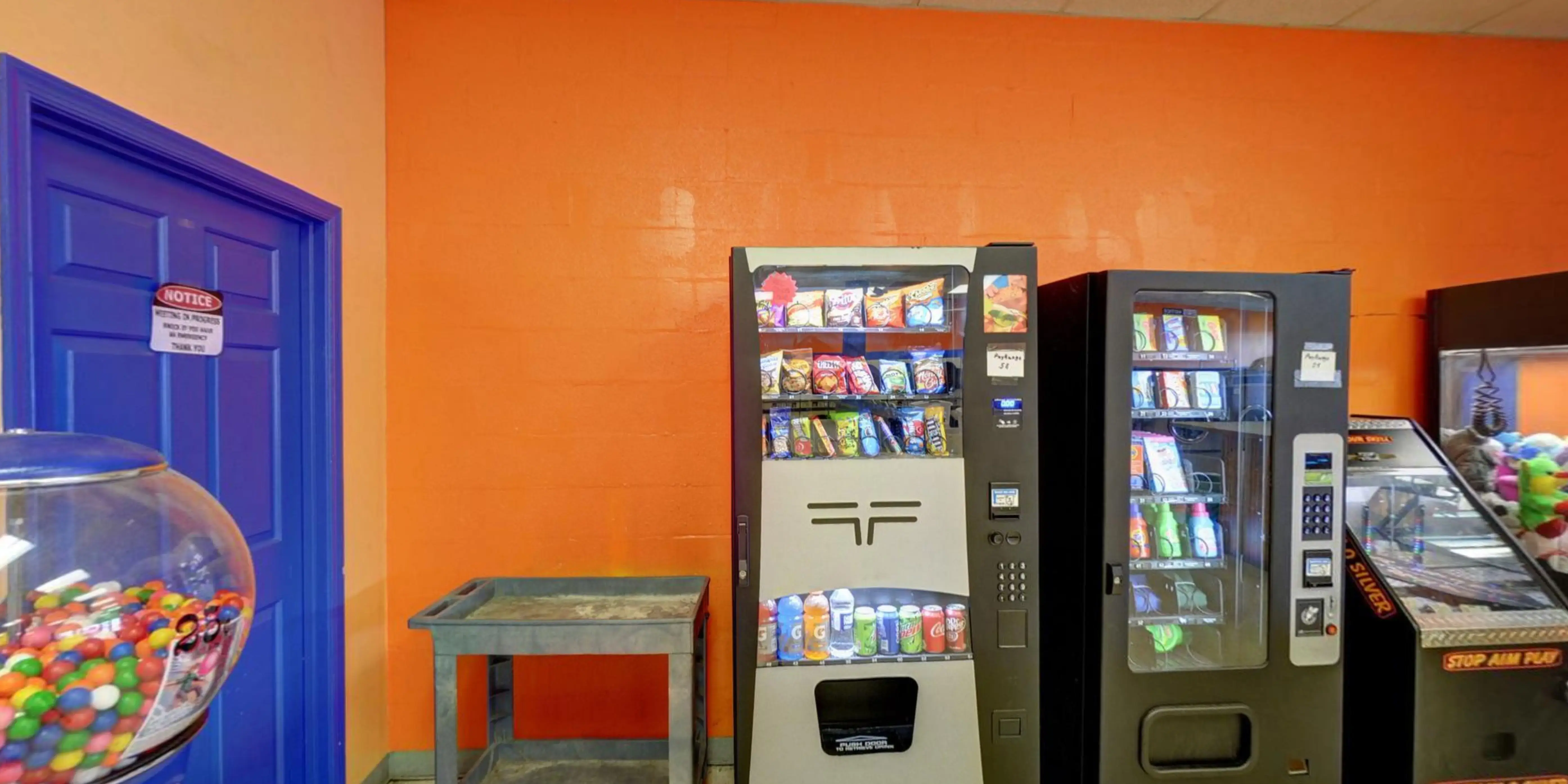 SuperSuds Laundromat - Image 16