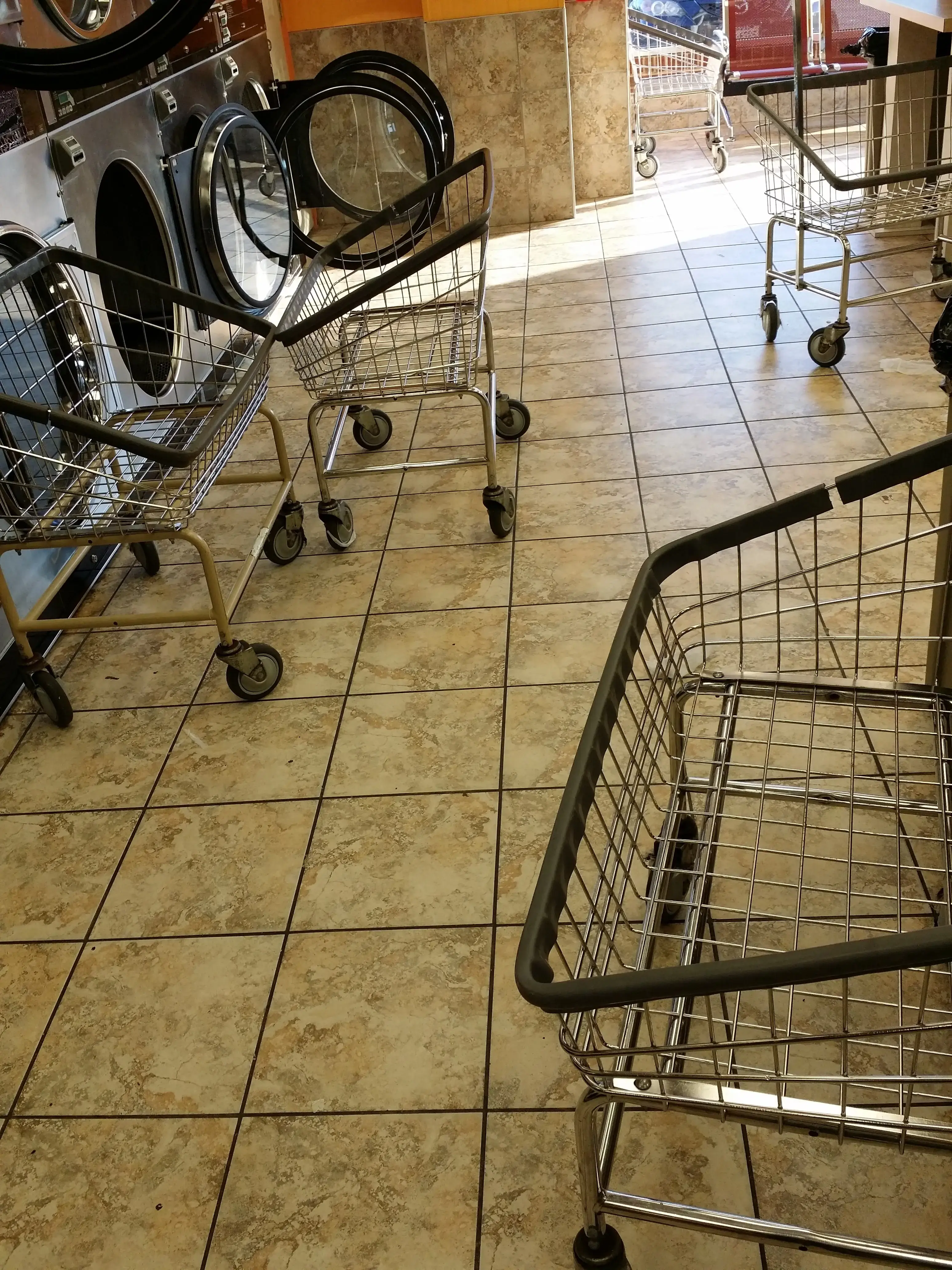SuperSuds Laundromat - Image 8