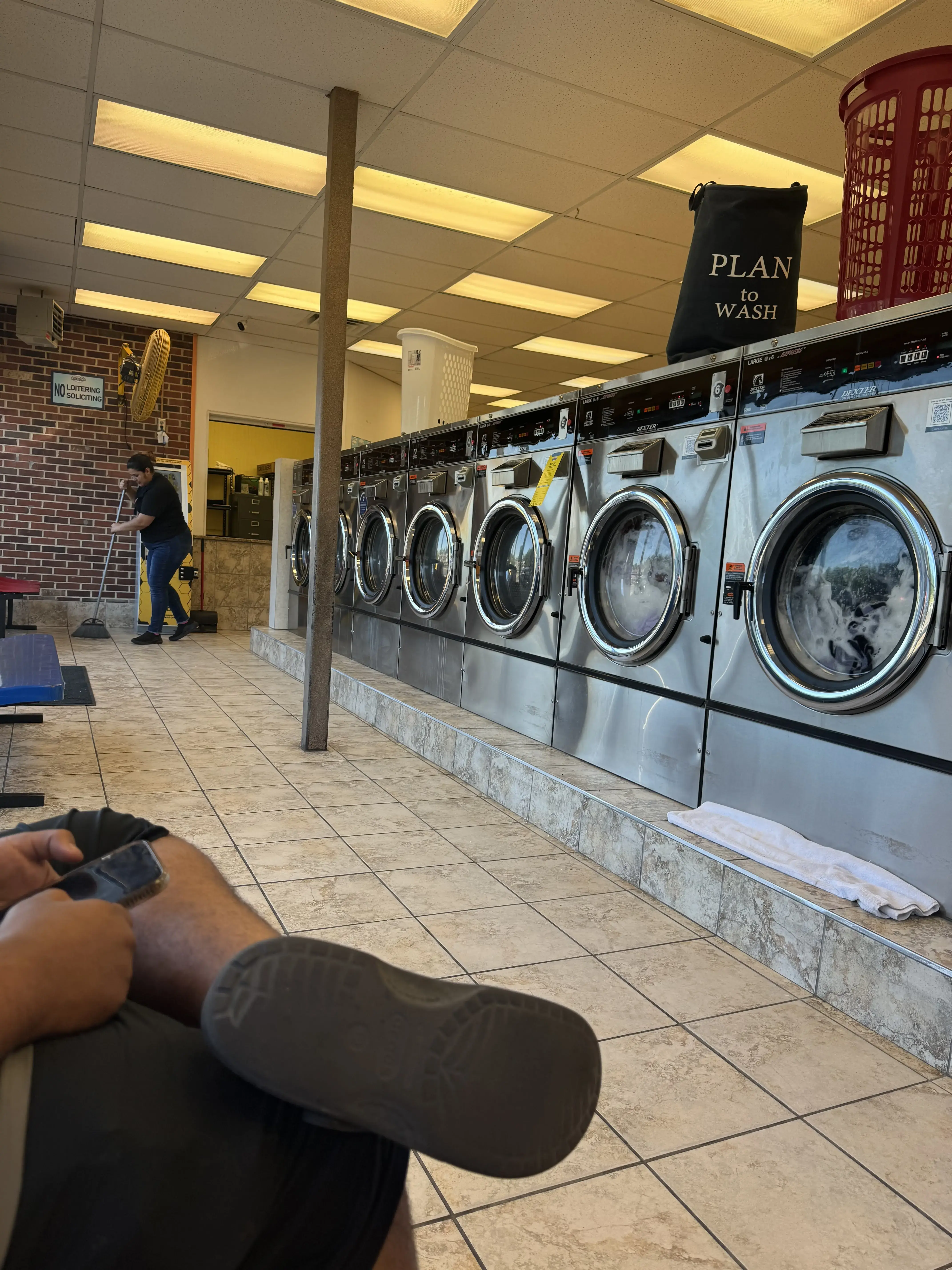 SuperSuds Laundromat - Image 2