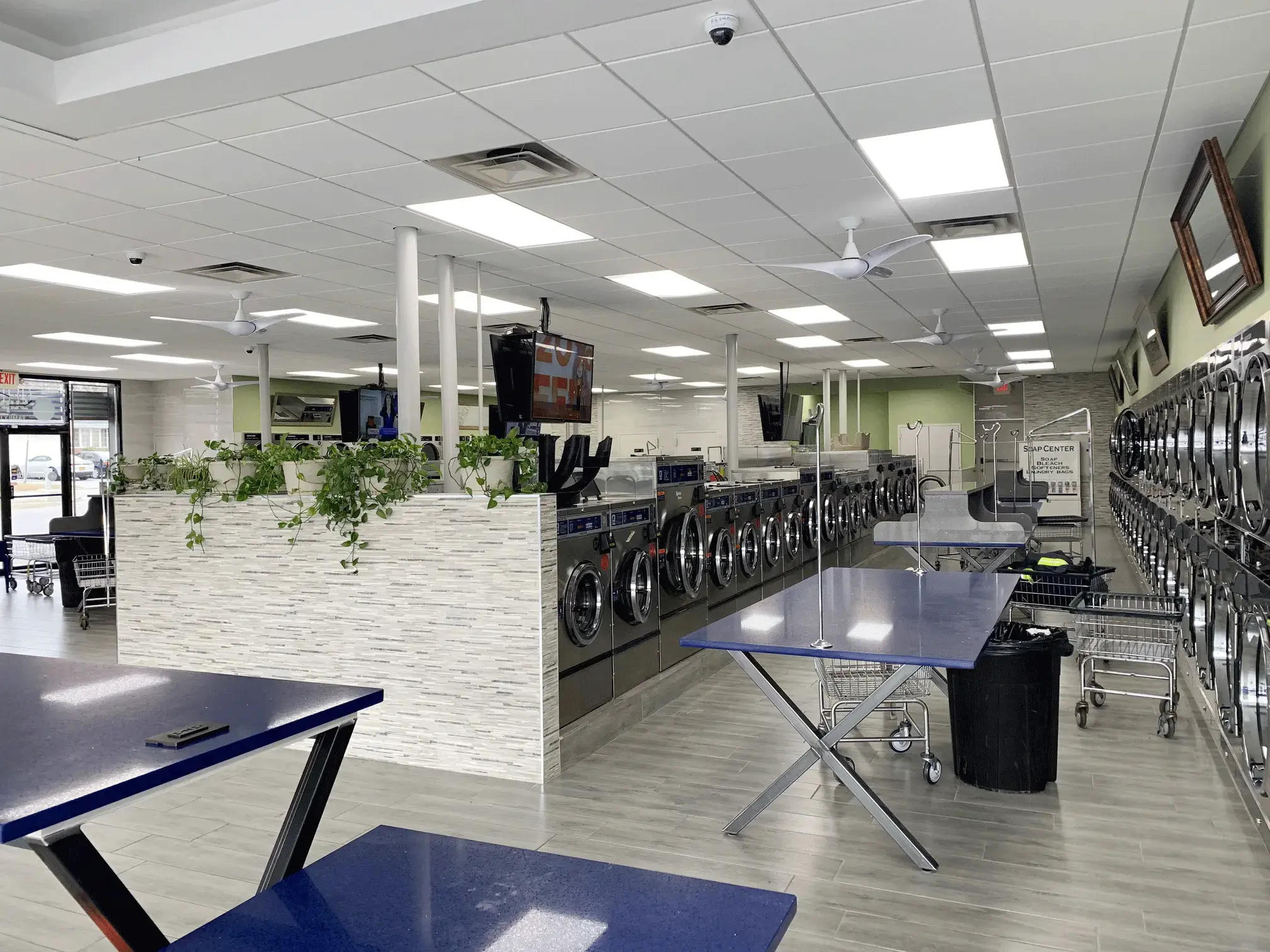 SuperSudz Laundromat | Brentwood location