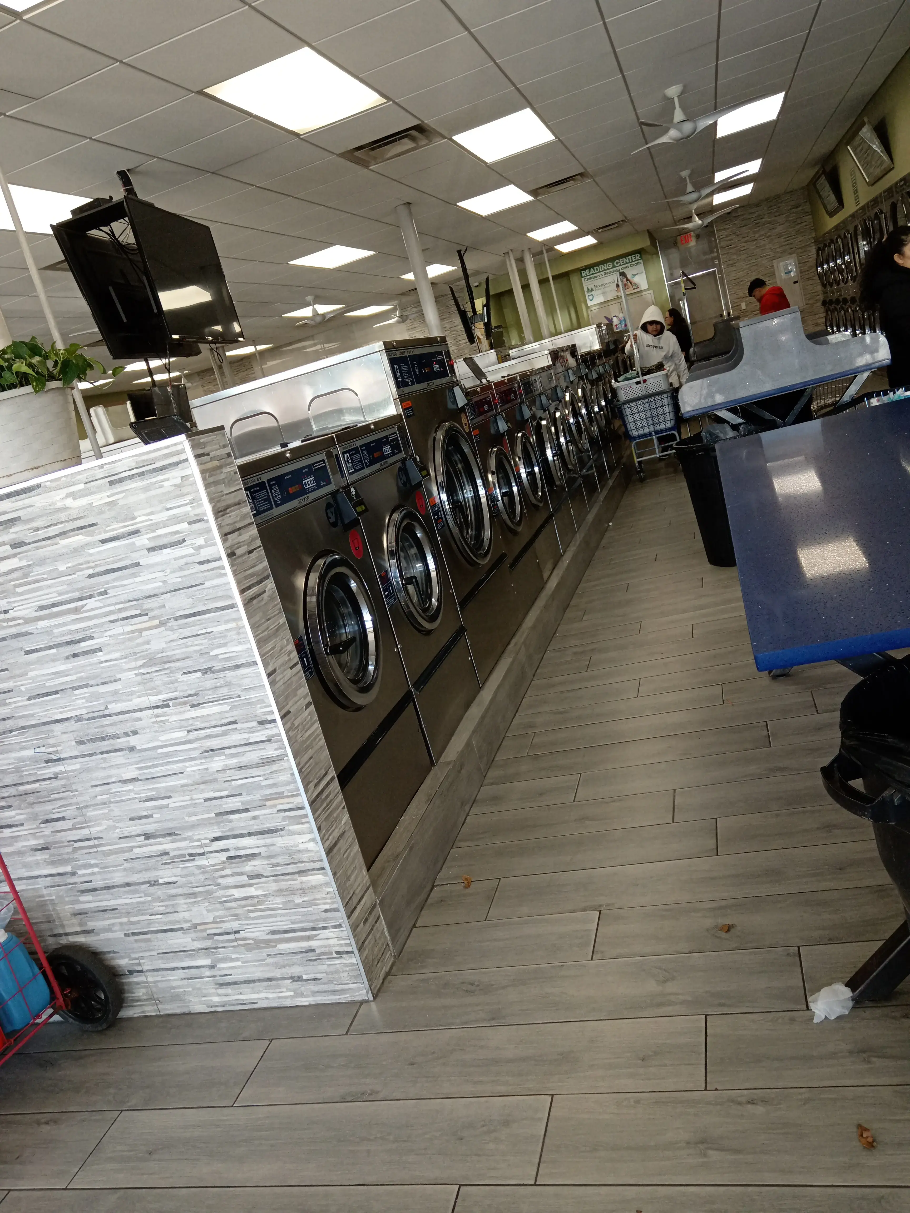 SuperSudz Laundromat | Brentwood thumbnail 14