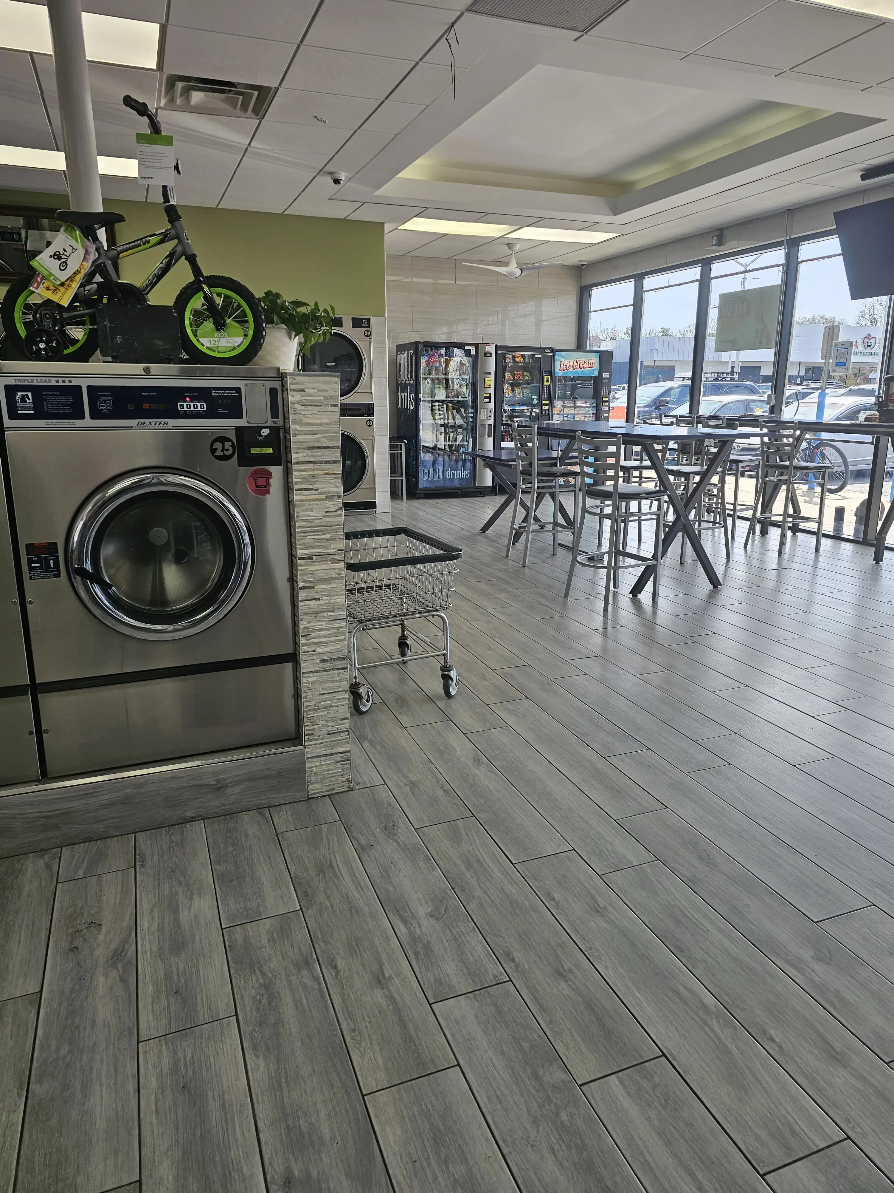 SuperSudz Laundromat | Brentwood thumbnail 6