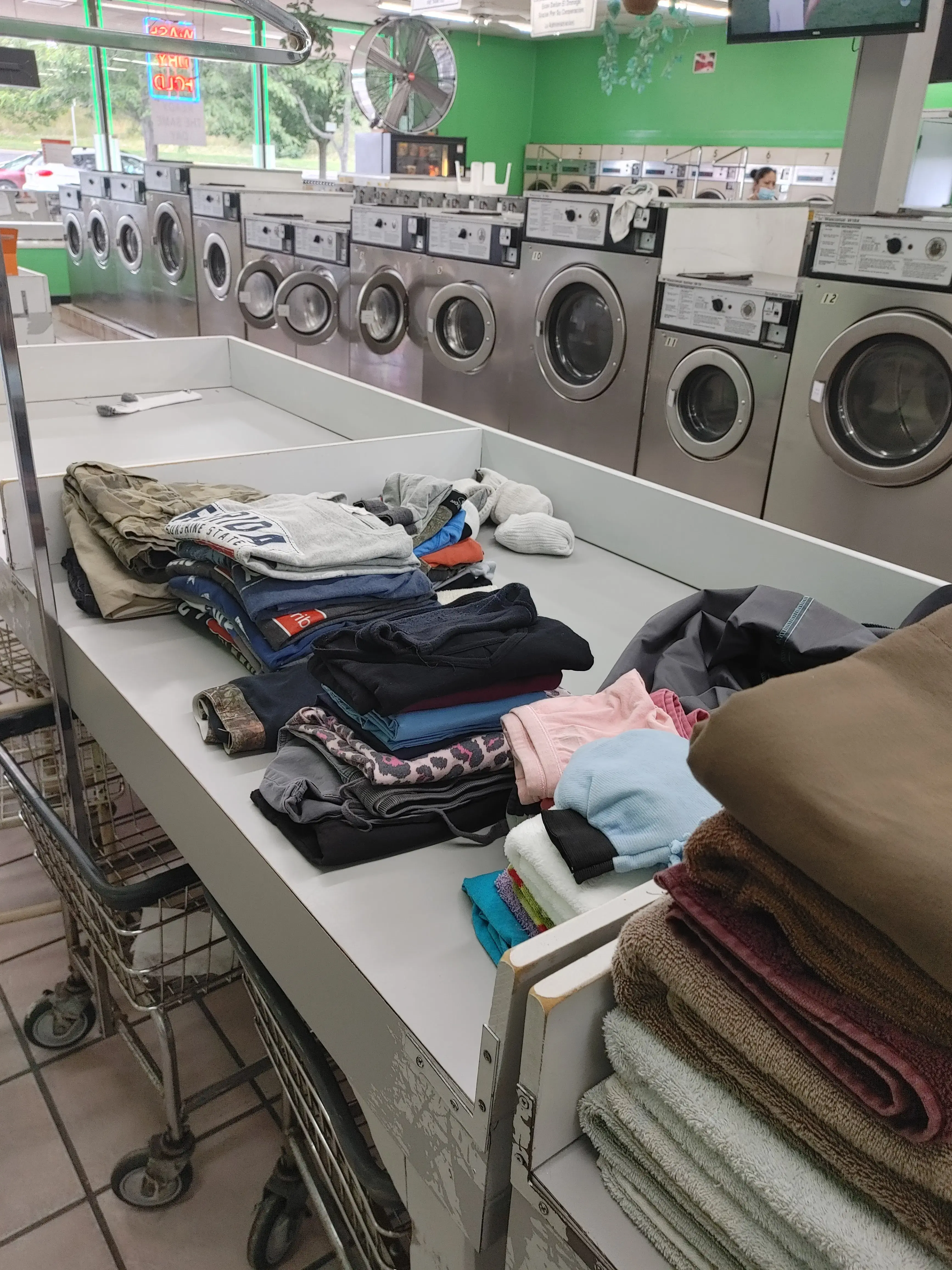 SuperSudz Laundromat | Saxon location