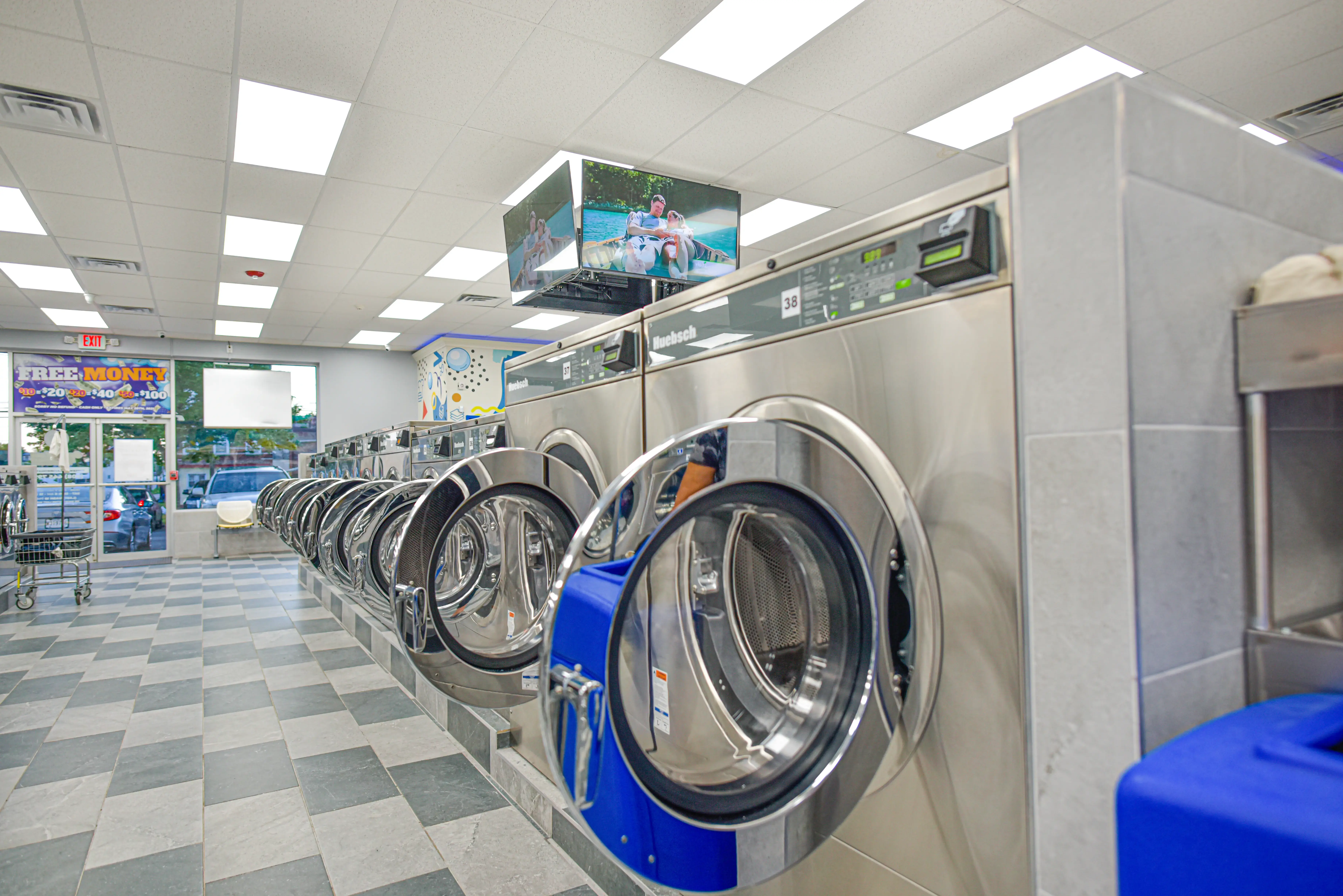 SuperWash Laundromat & Dry Cleaning thumbnail 17