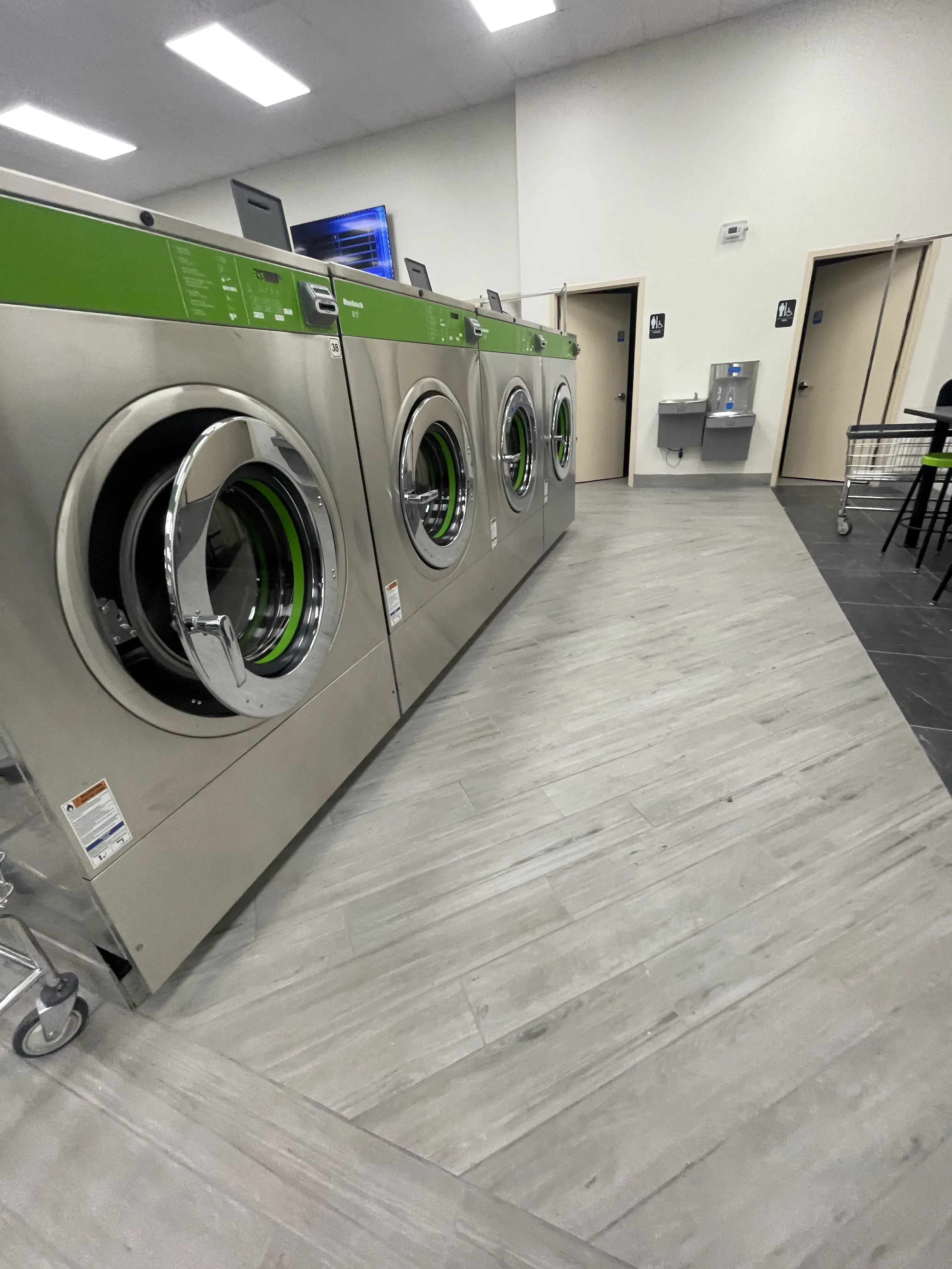 Supreme Laundromat & Cleaners thumbnail 20