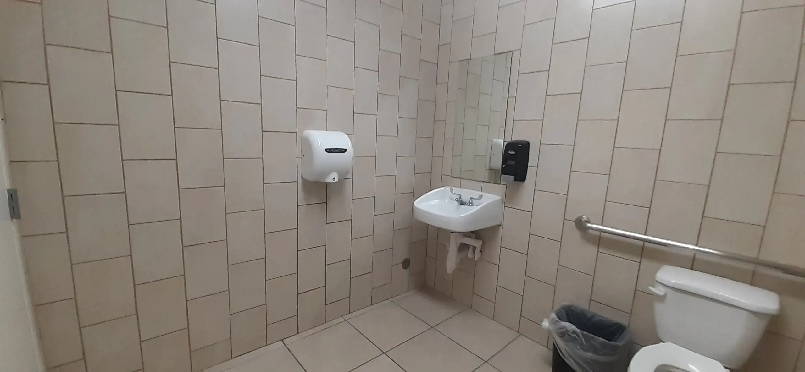 Supreme Laundromat - Image 2