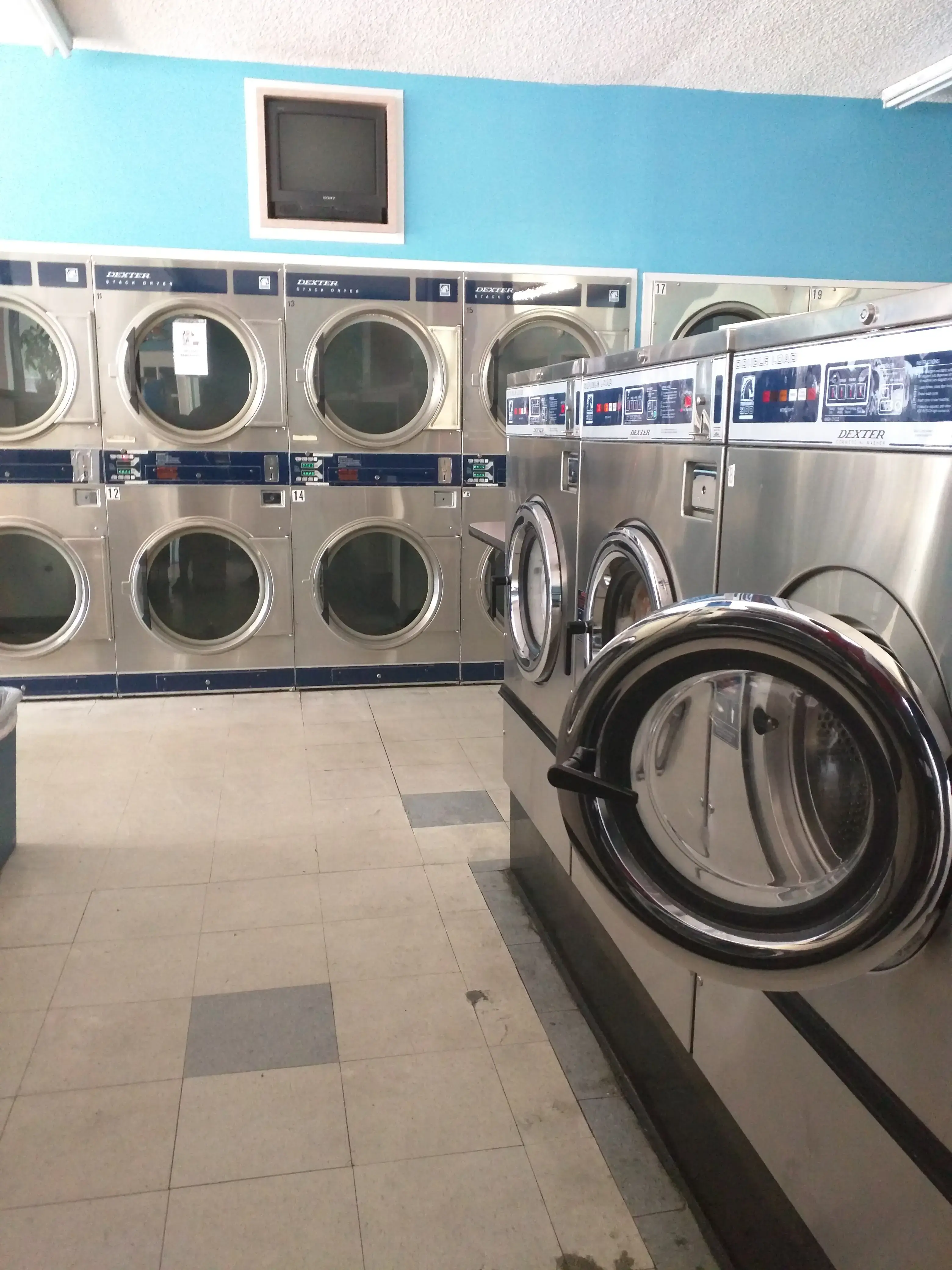 Surf Cycle Laundromat - Image 20