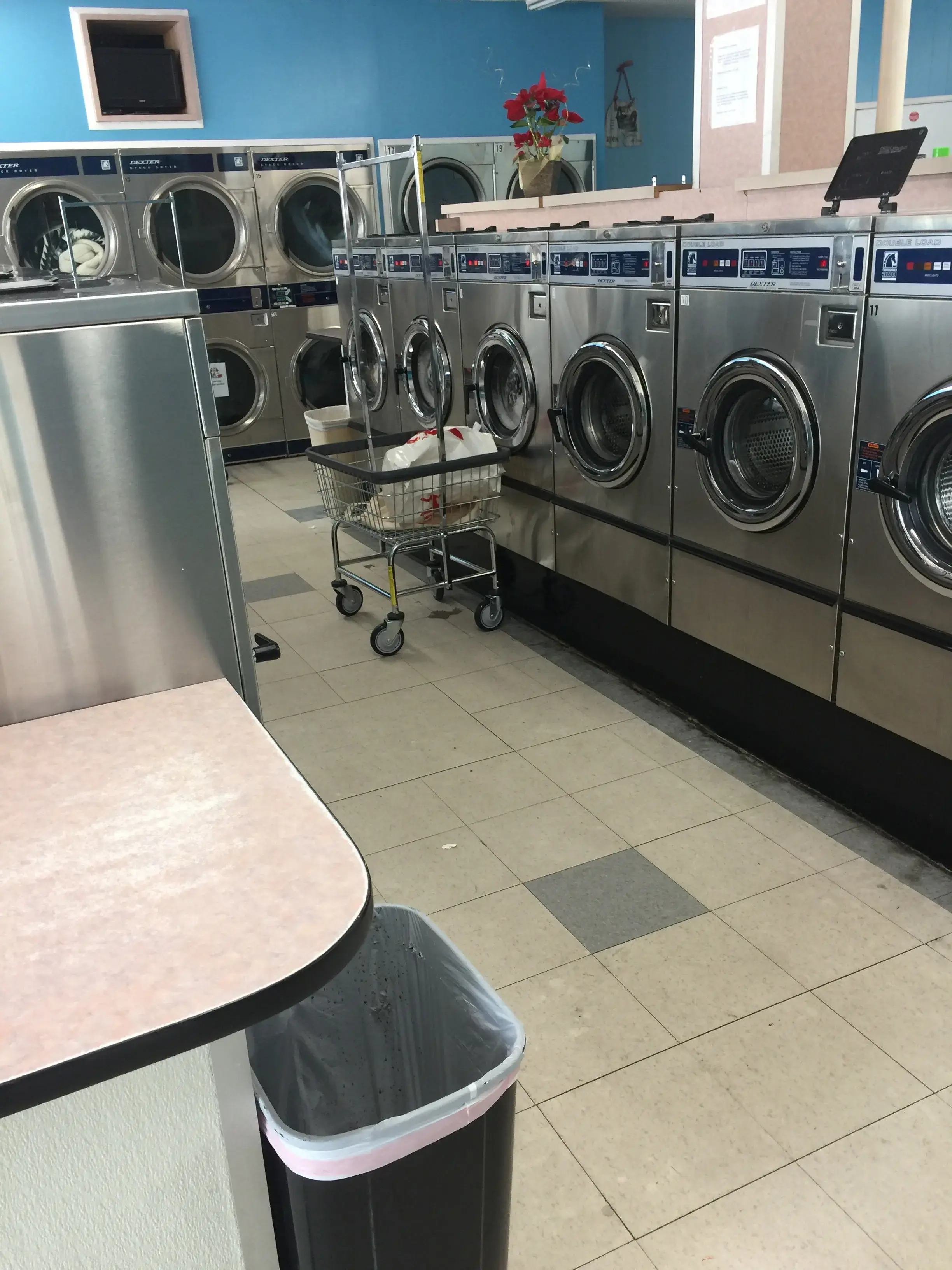 Surf Cycle Laundromat - Image 19