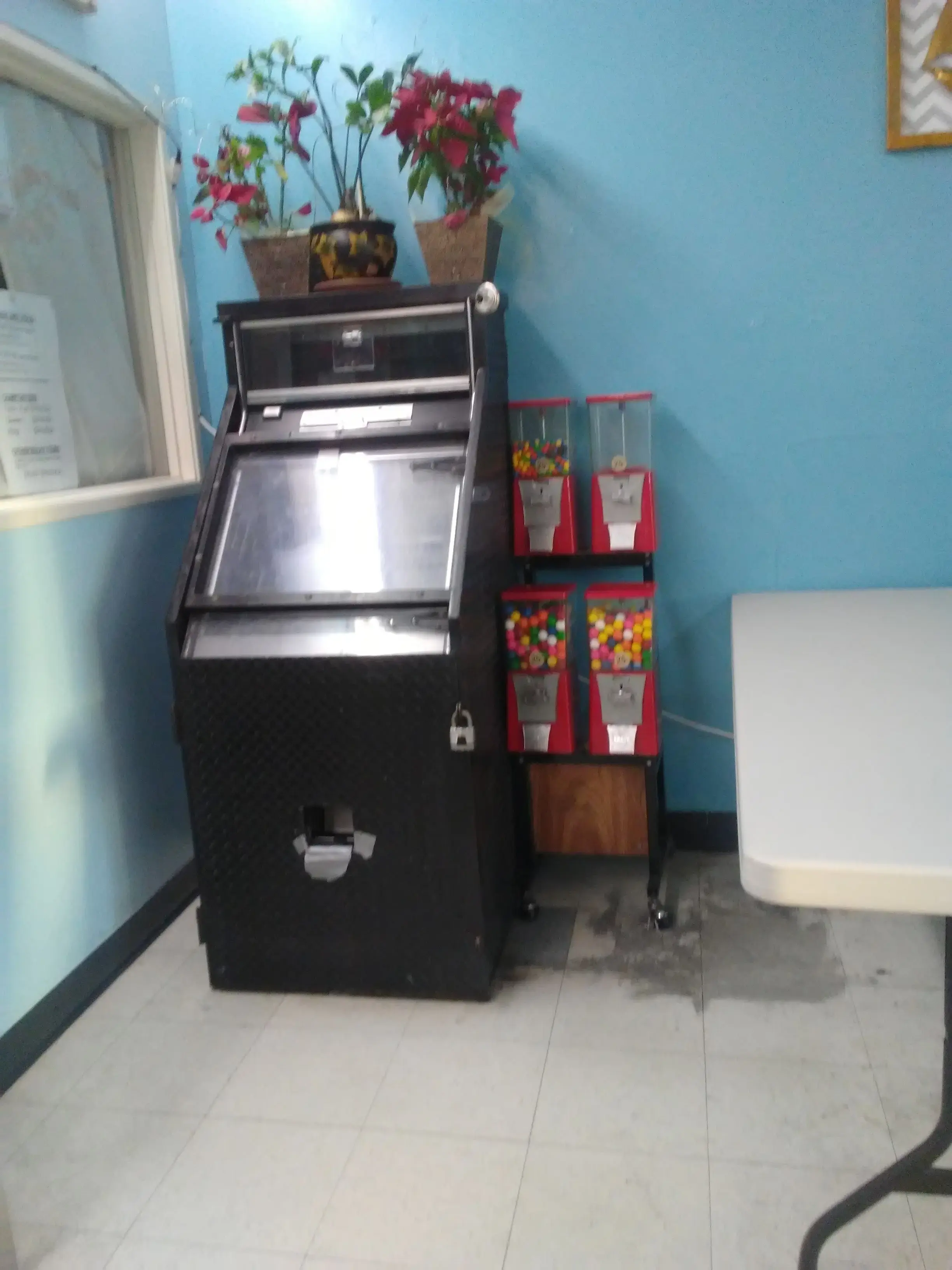 Surf Cycle Laundromat - Image 13