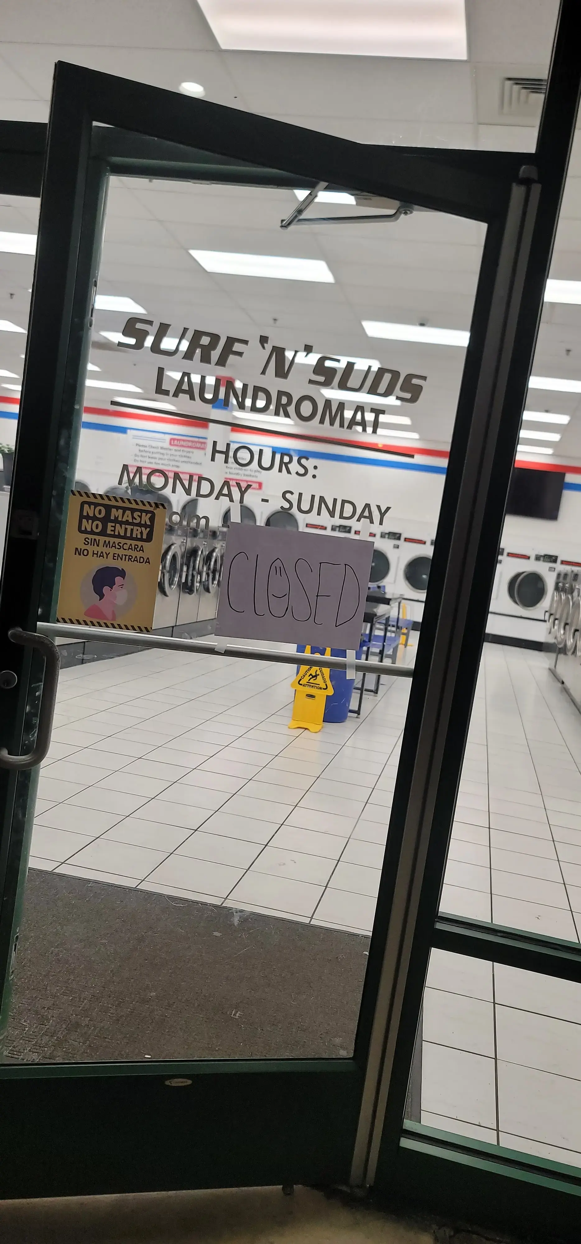 Surf 'N' Suds Laundromat - Image 6