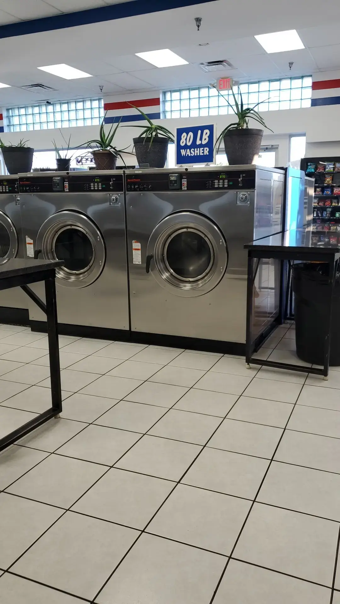Surf 'N' Suds Laundromat - Image 20