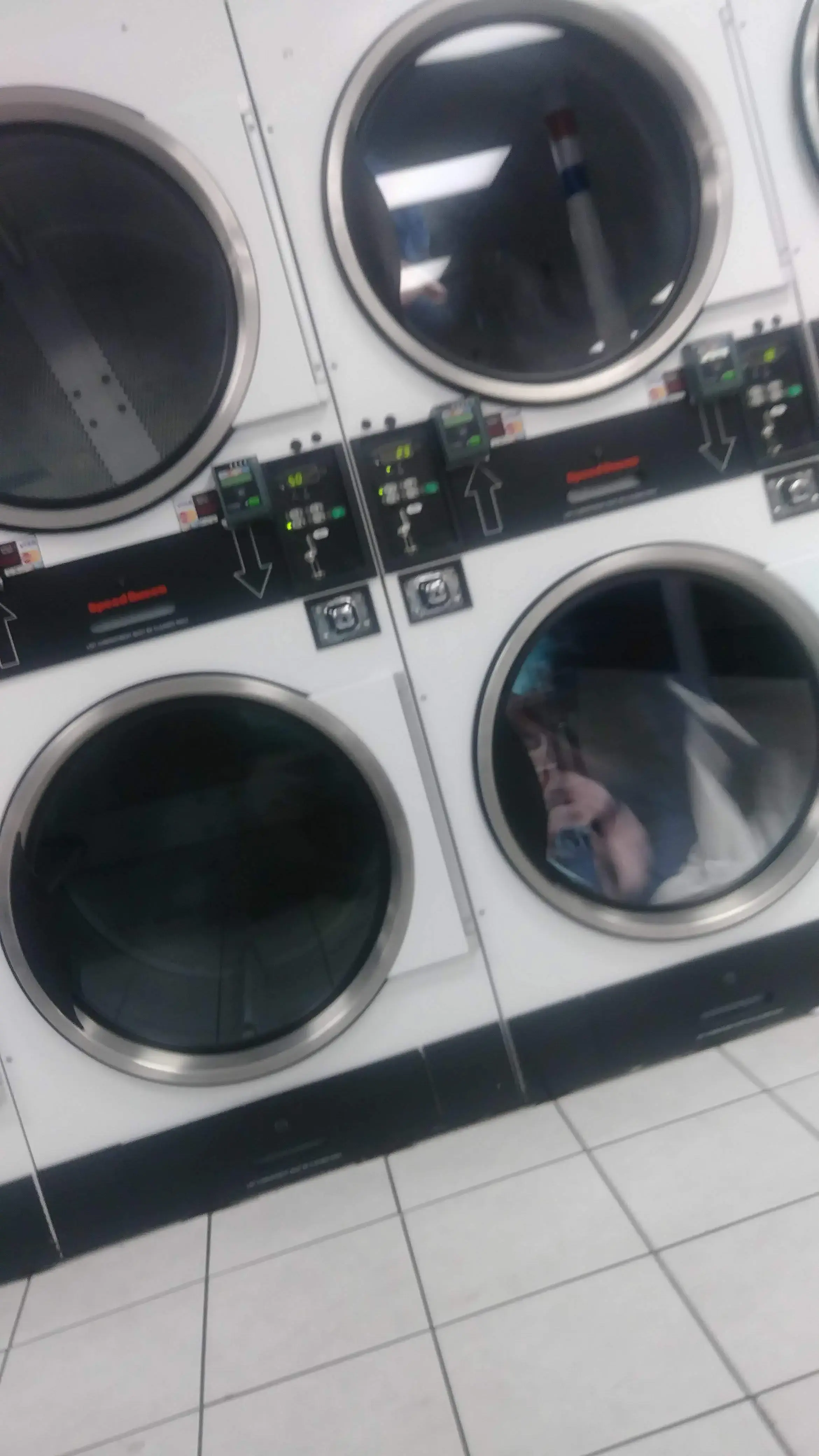 Surf 'N' Suds Laundromat - Image 16