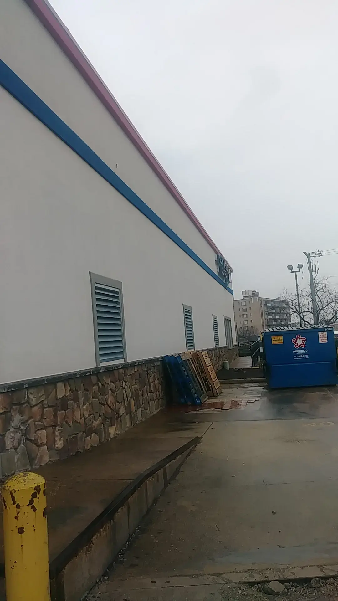 Surf 'N' Suds Laundromat thumbnail 11