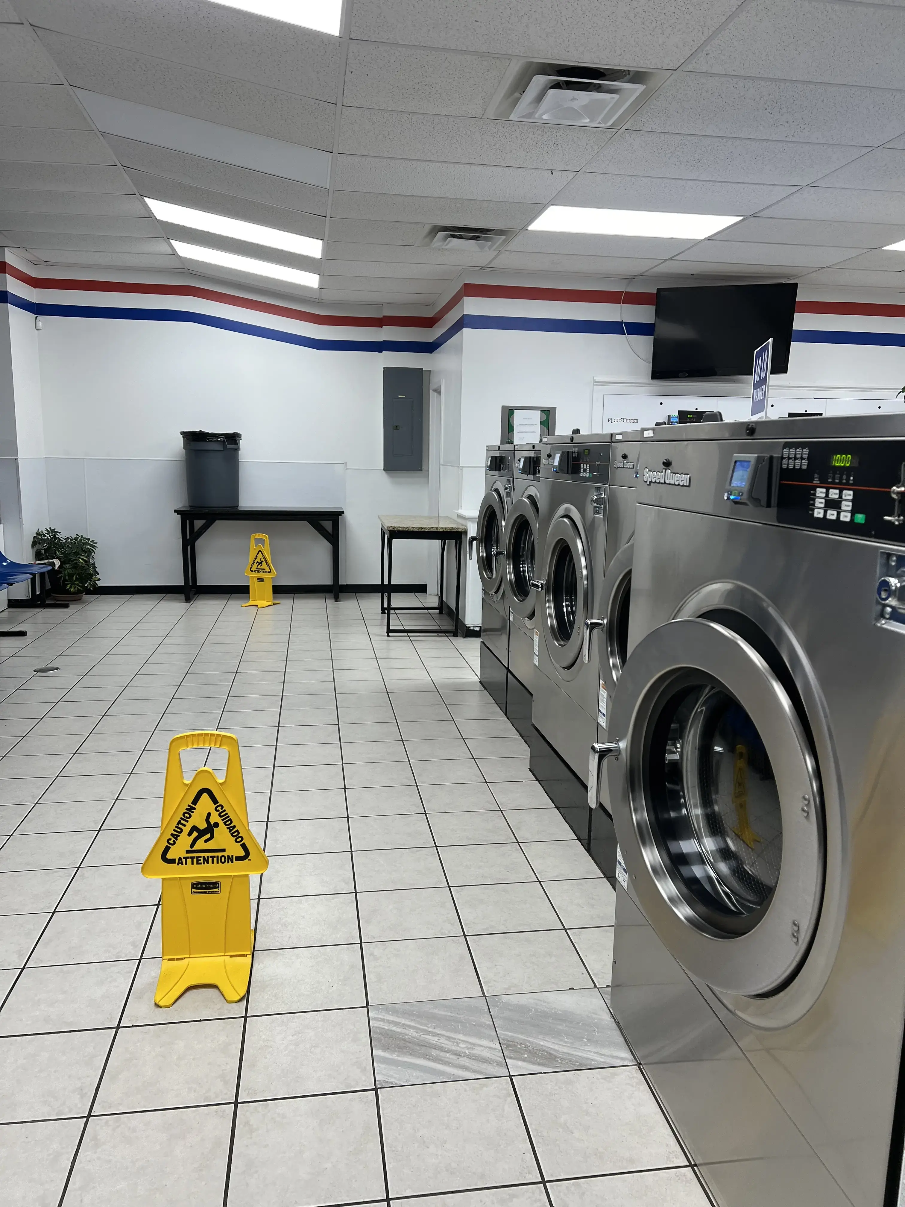 Surf 'N' Suds Laundromat - Image 3