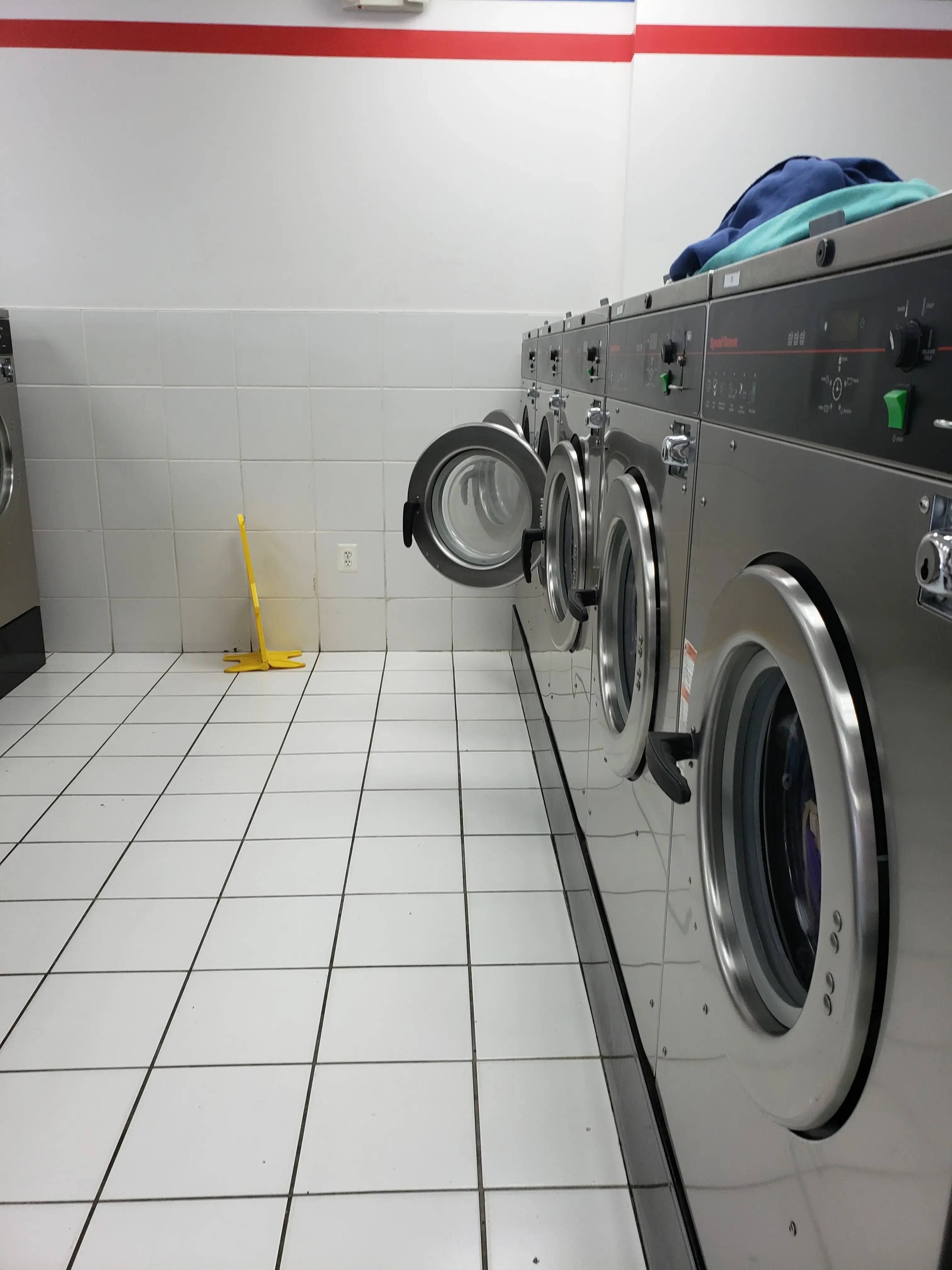 Surf 'N' Suds Laundromat thumbnail 8