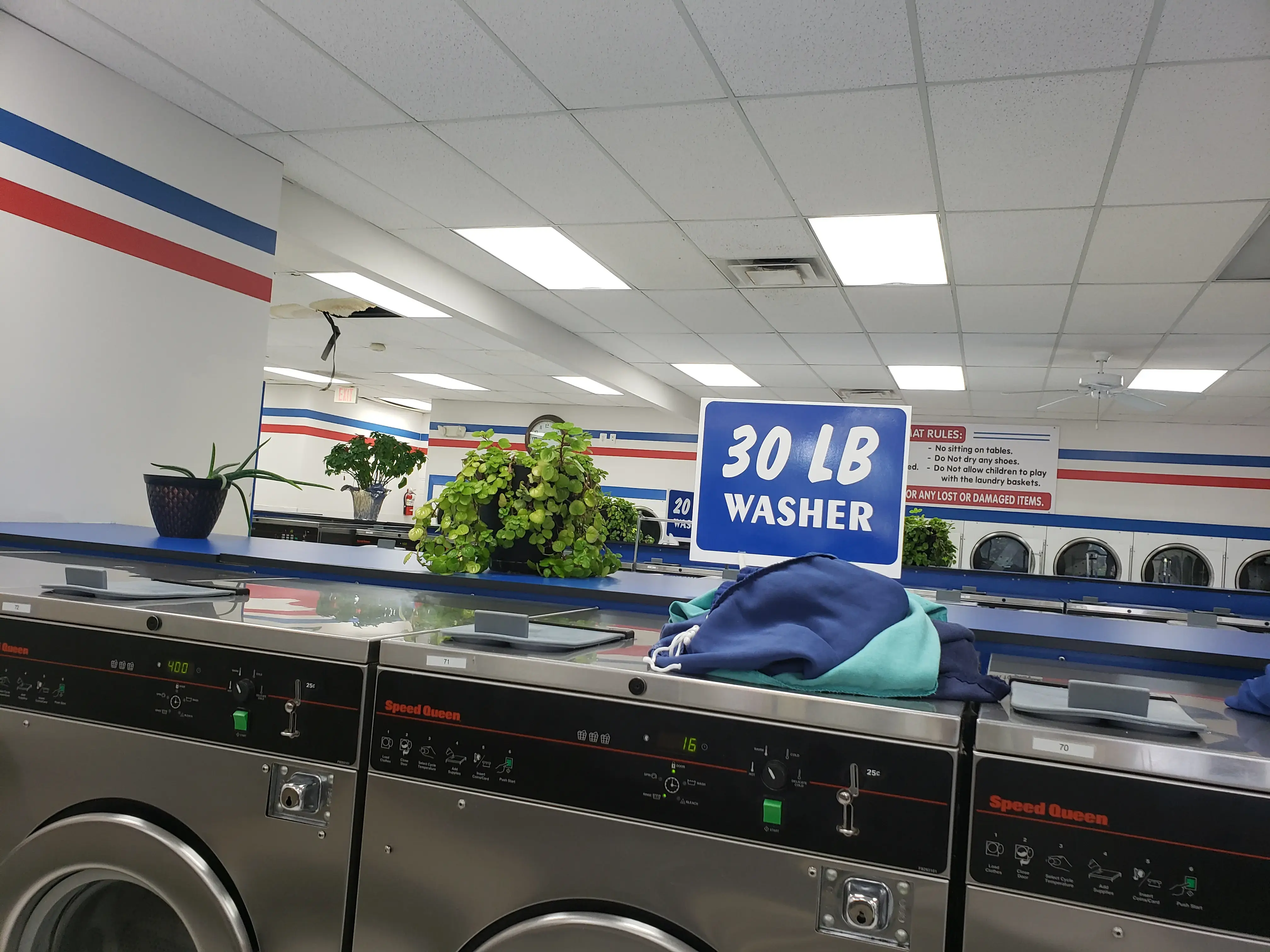 Surf 'N' Suds Laundromat - Image 4