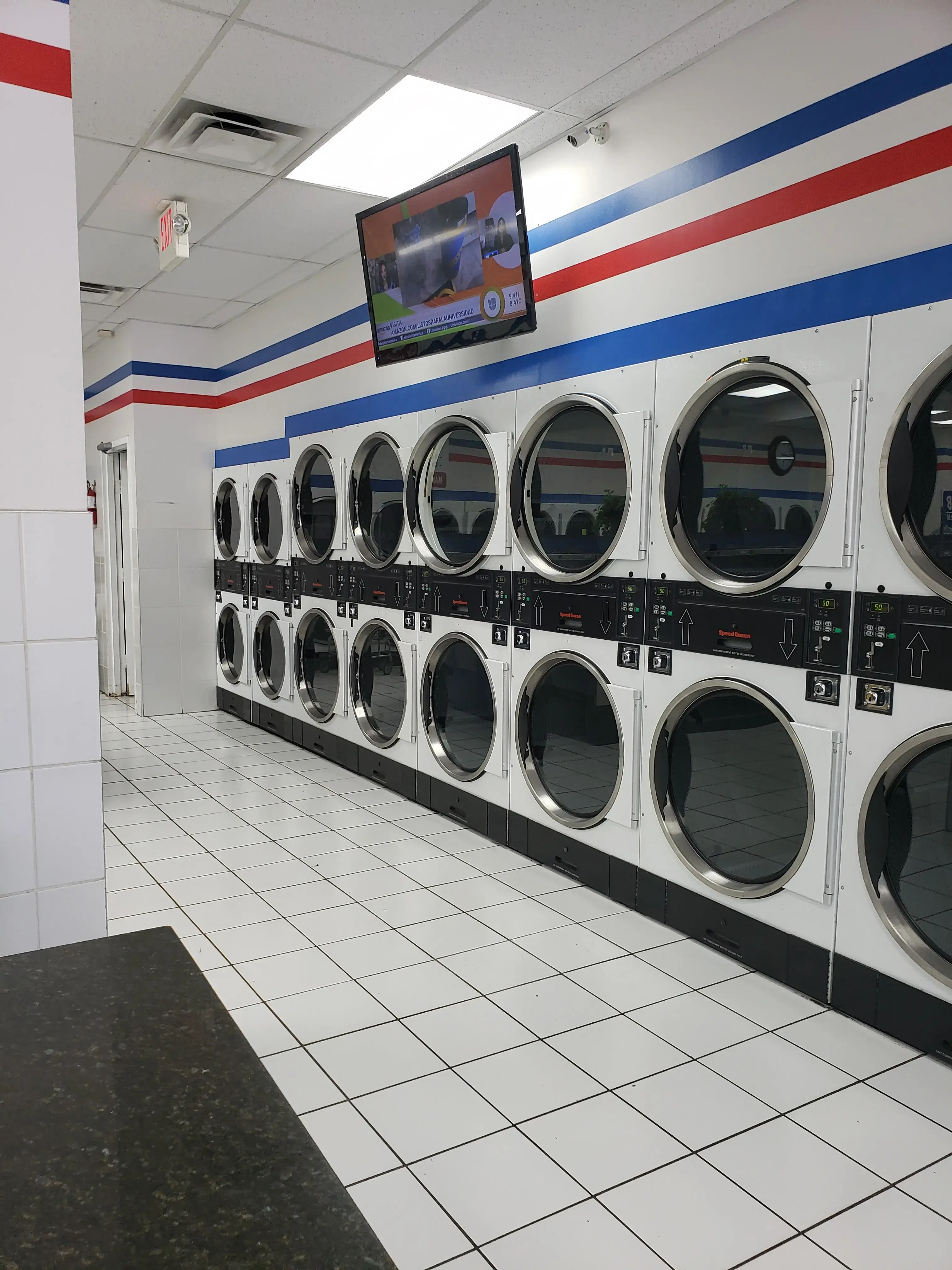 Surf 'N' Suds Laundromat - Image 9