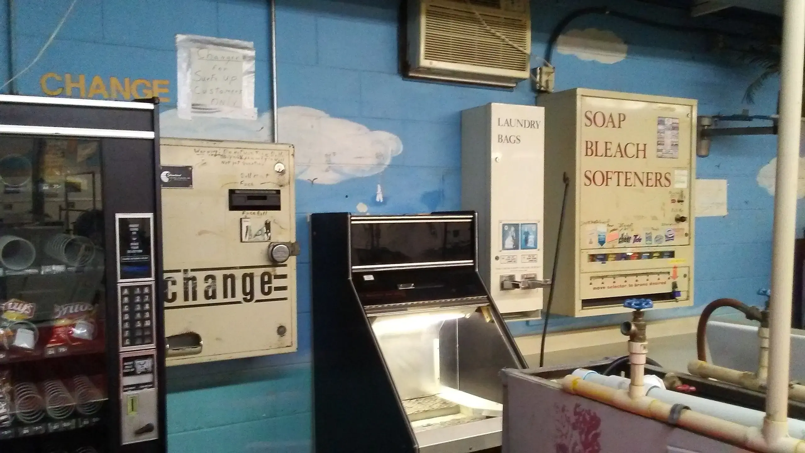 Surf's Up Laundromat - Image 9