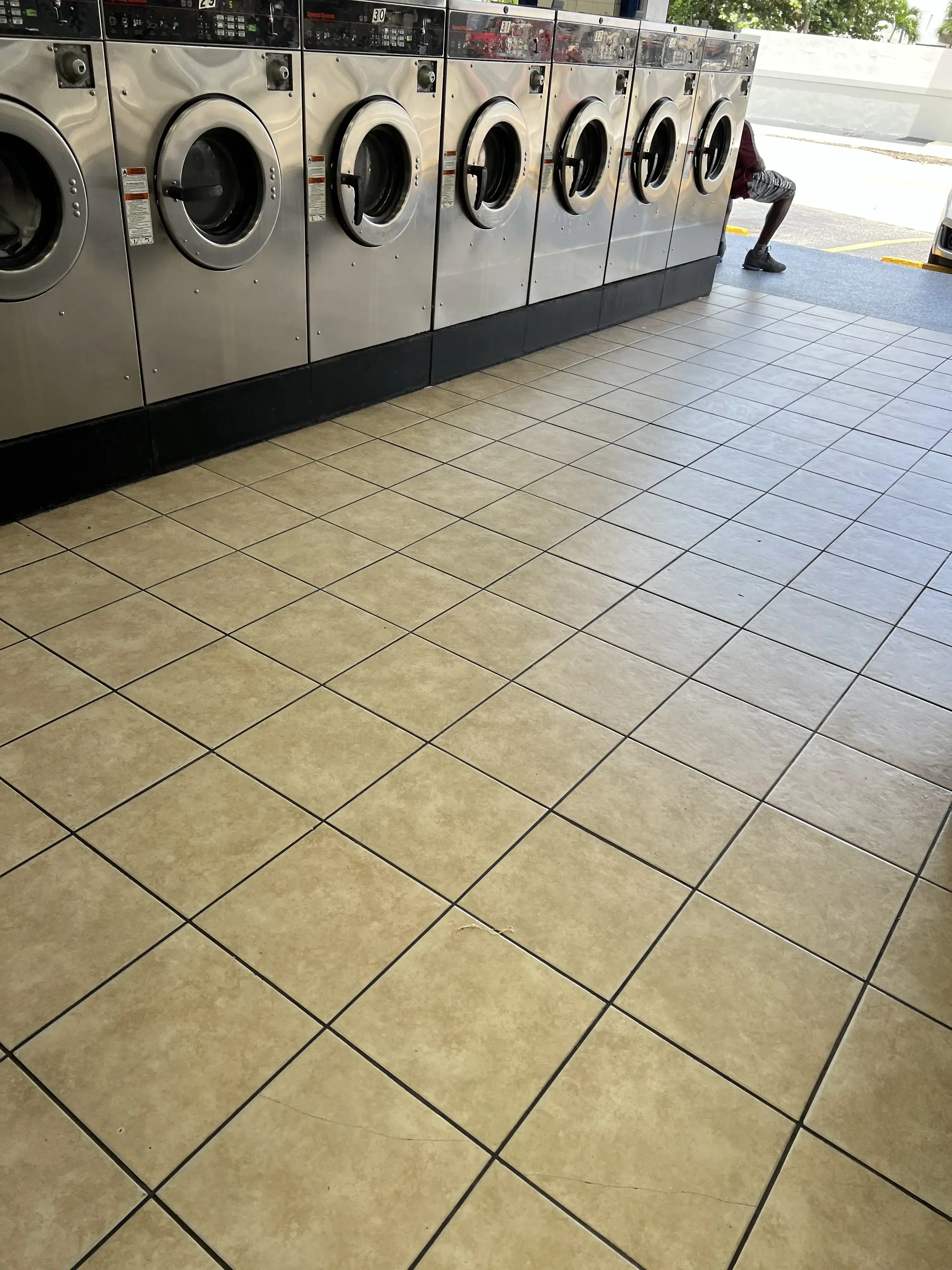 Swifty Laundromat - Image 6