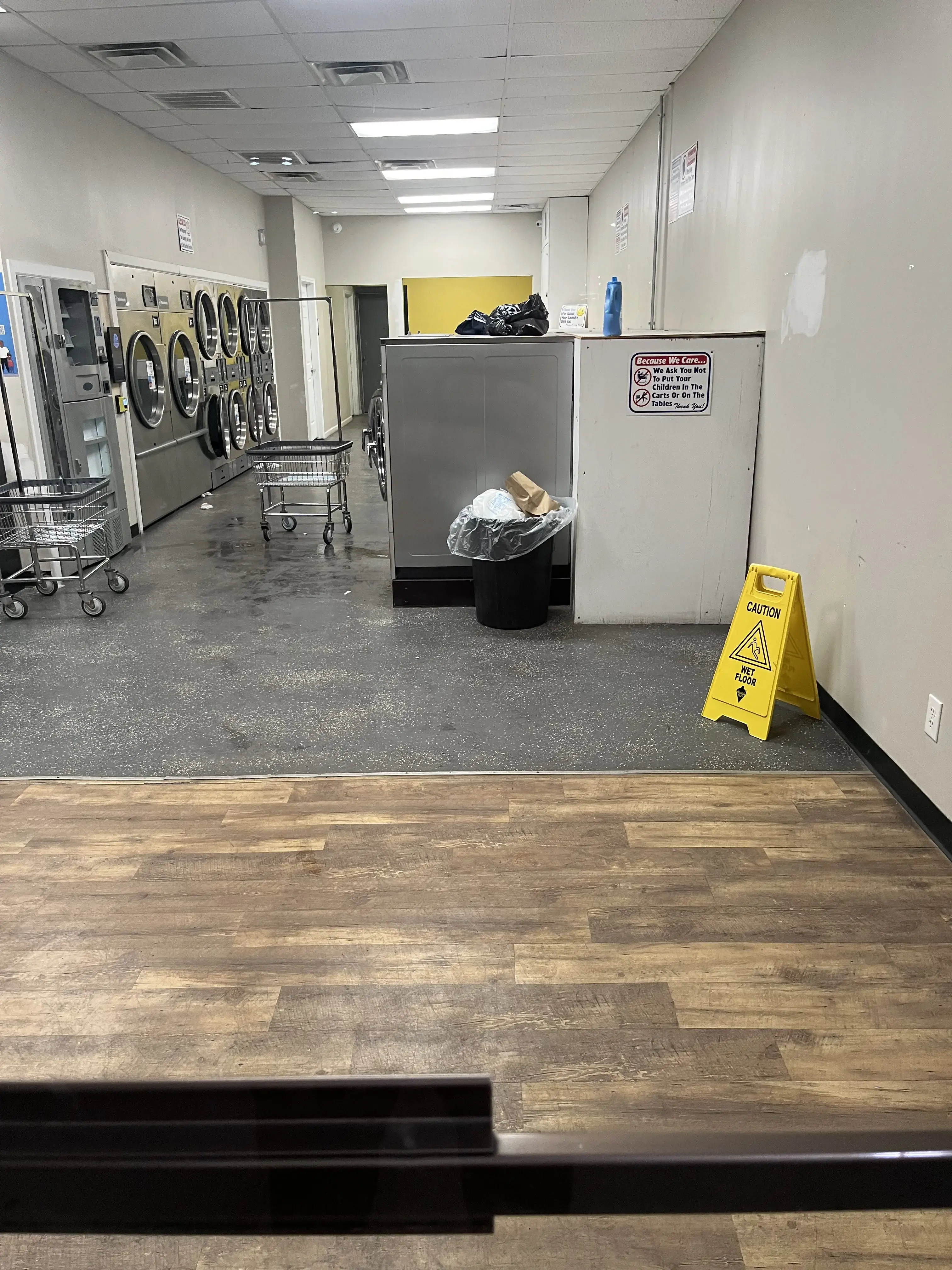 Taylorsville Laundromat - Image 14