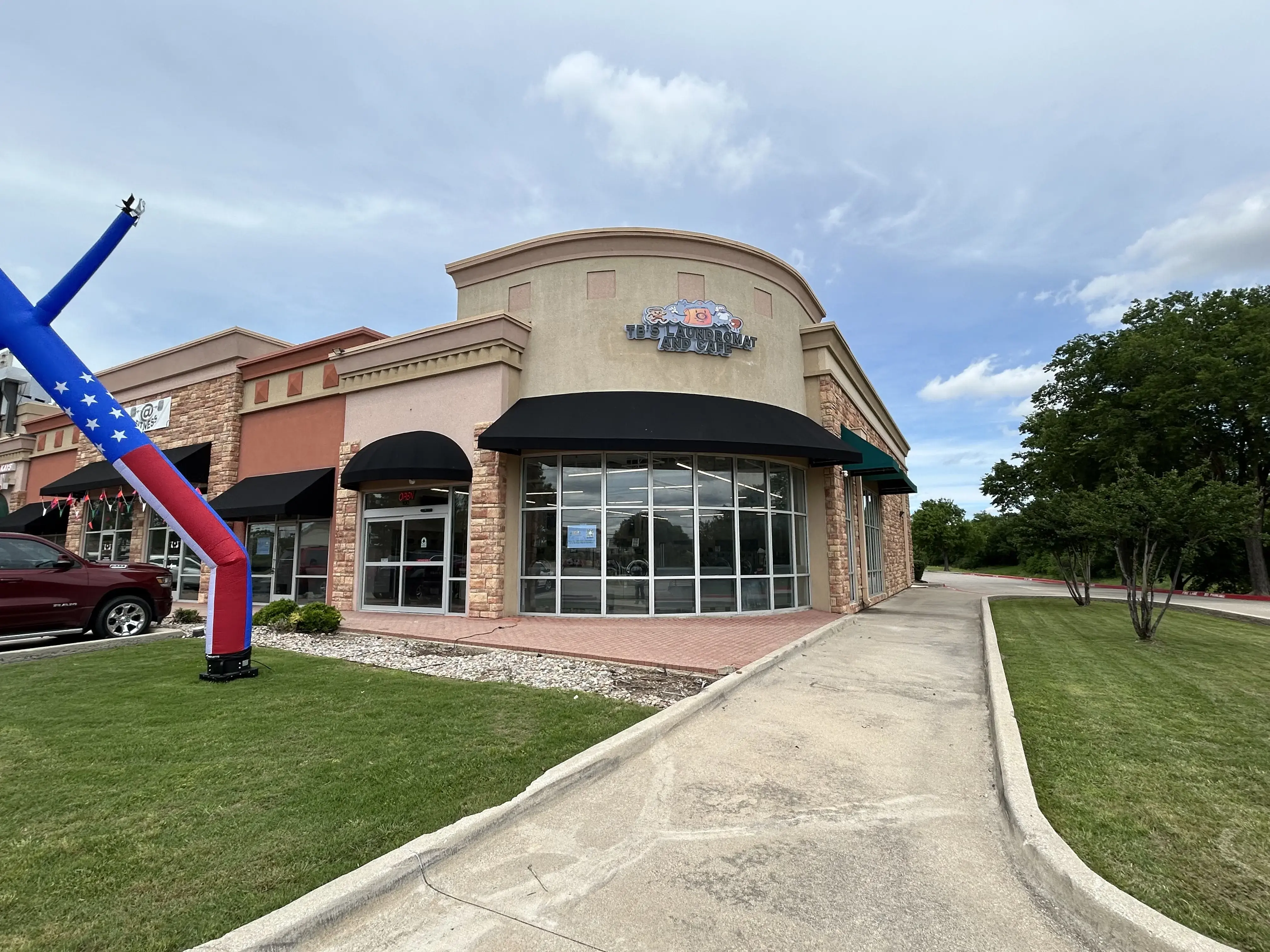 TB's Laundromat and Café - Image 5