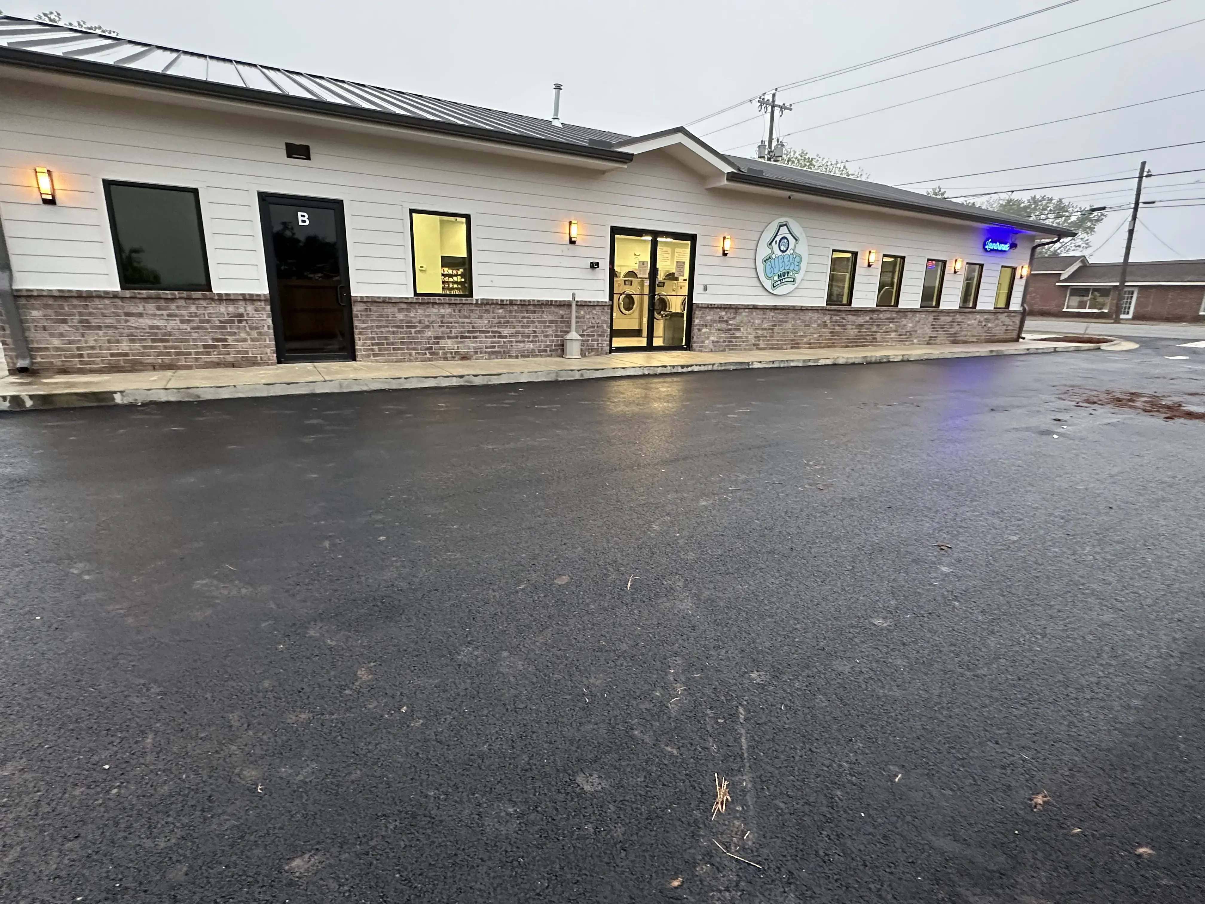 The Bubble Hut Coin Laundry - Image 4